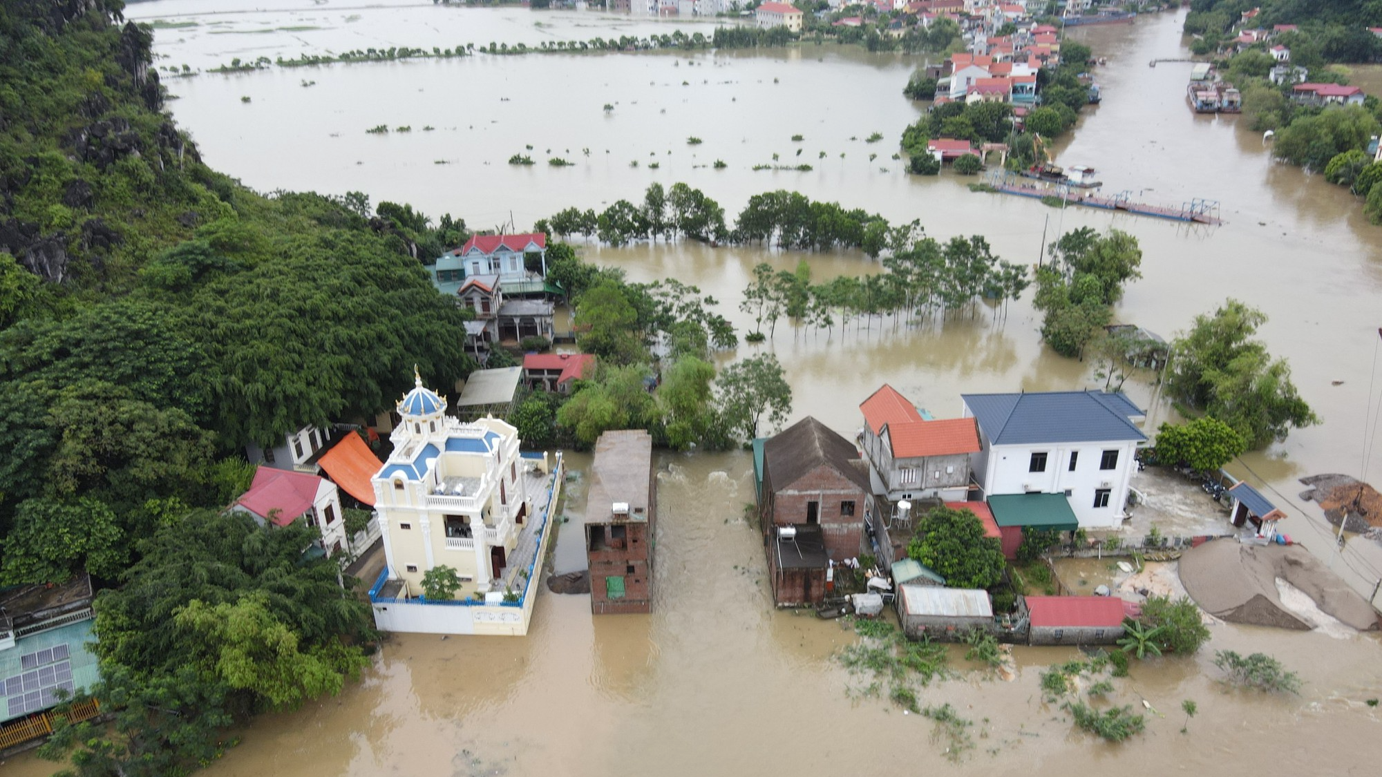 Nước sông Hoàng Long dâng cao gây ngập hàng trăm nhà dân - Ảnh 6.