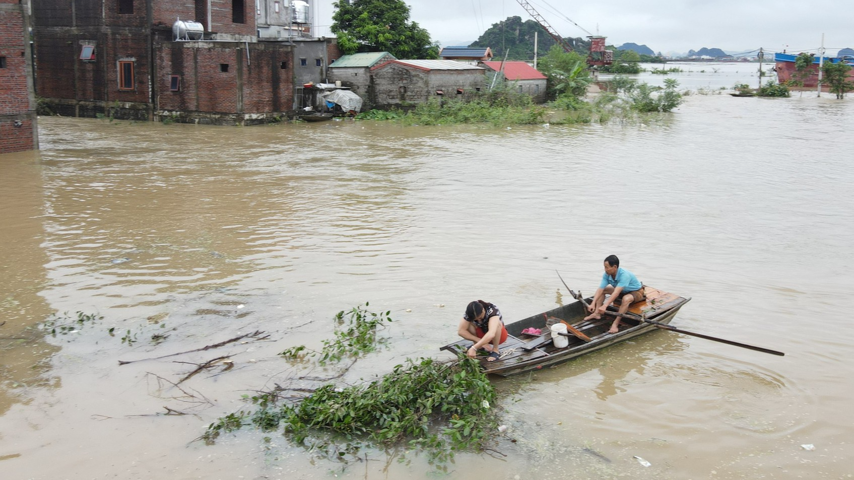 Nước sông Hoàng Long dâng cao gây ngập hàng trăm nhà dân - Ảnh 3.