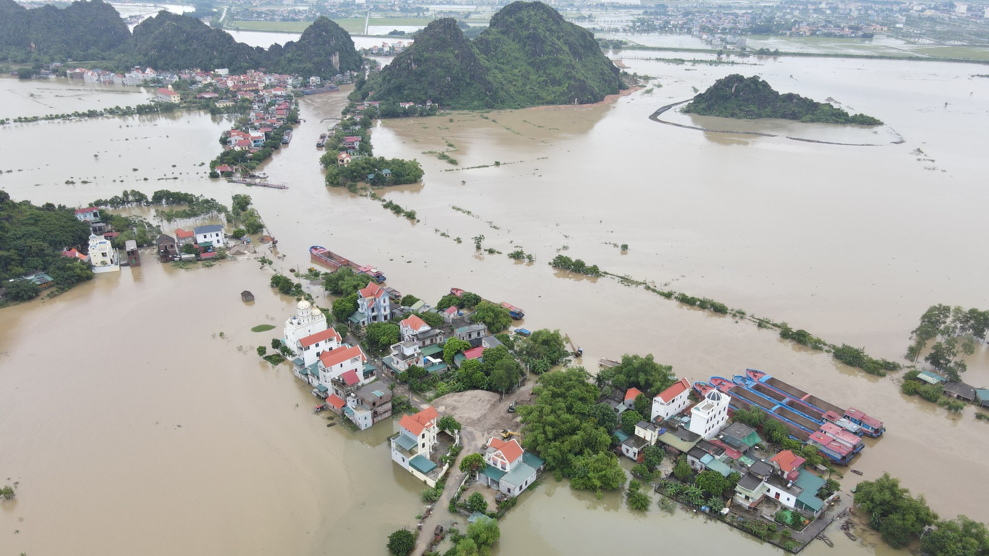 Nước sông Hoàng Long dâng cao gây ngập hàng trăm nhà dân - Ảnh 4.