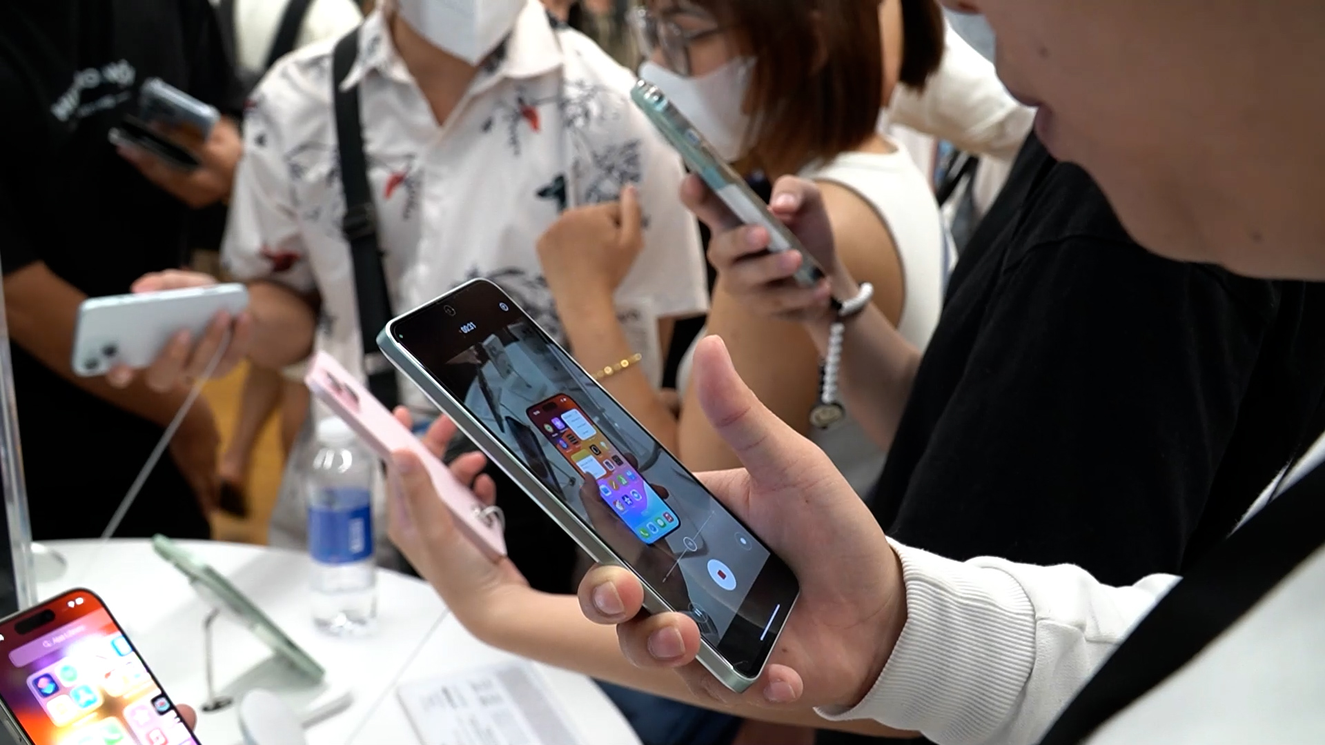 iPhone 15 mở bán ở Việt Nam: Nhiều người mất ngủ xếp hàng từ nửa đêm - Ảnh 2.