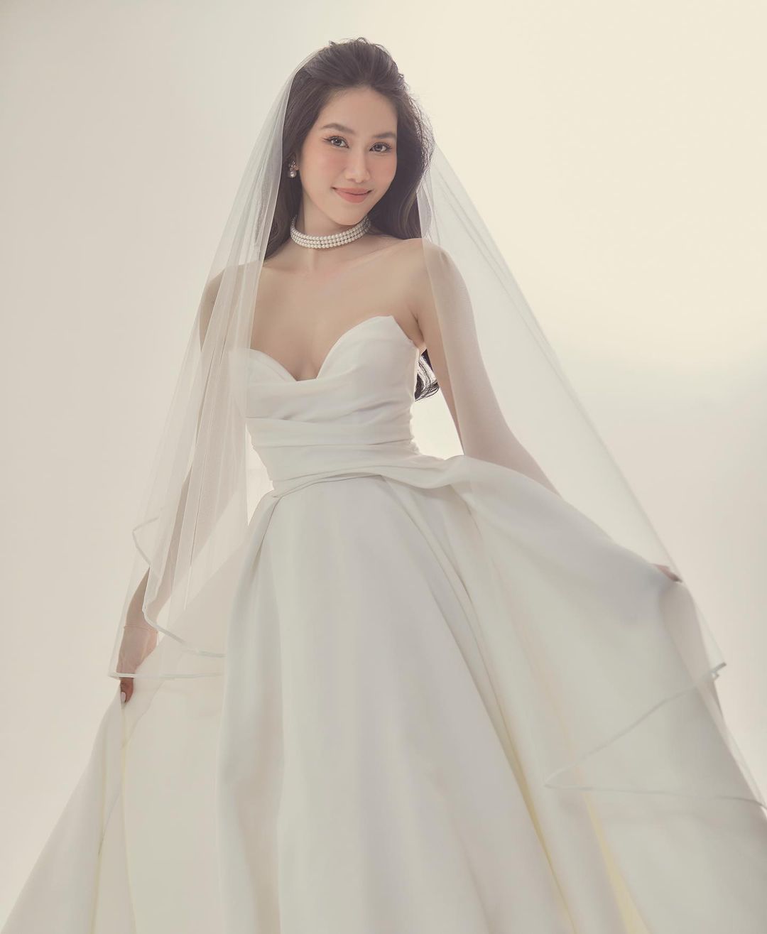 Váy cưới phong cách cổ điển của Diễm My 9x - VnExpress Giải trí