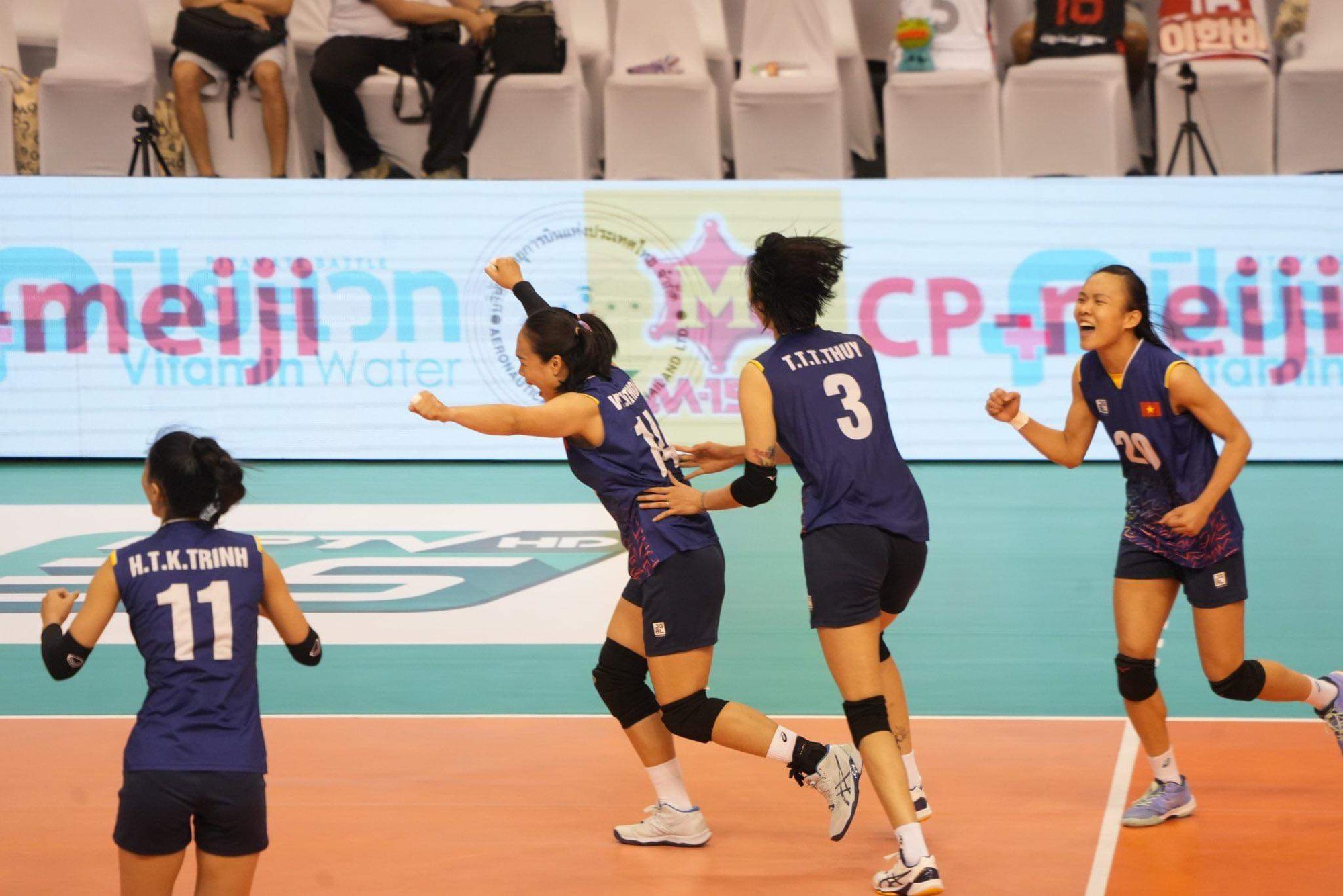 Thắng thuyết phục đội Úc, bóng chuyền nữ Việt Nam lần đầu vào bán kết châu Á - Ảnh 1.