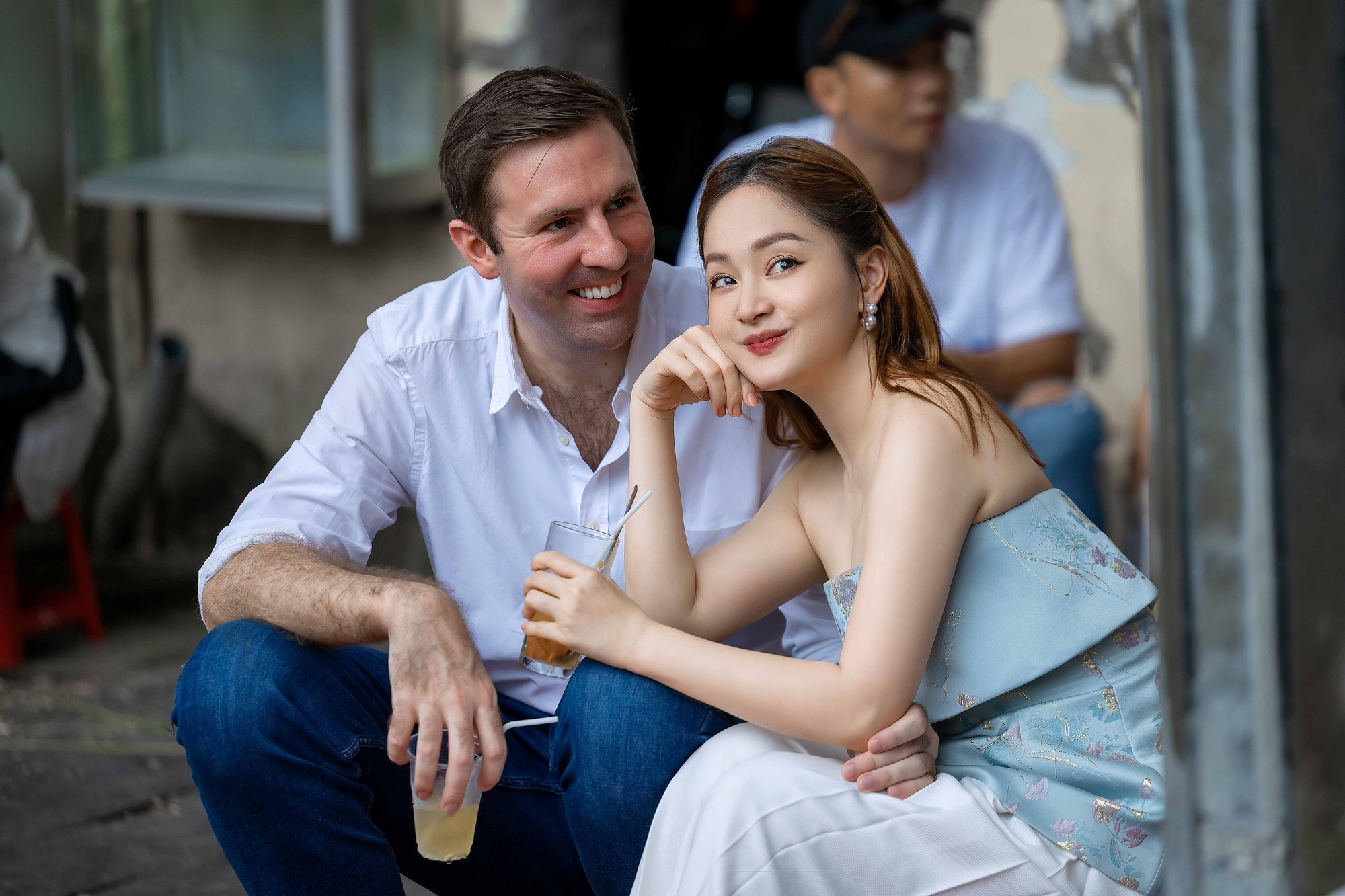 Lan Phương cùng chồng Tây cao 2m tình tứ dạo phố Hà Nội