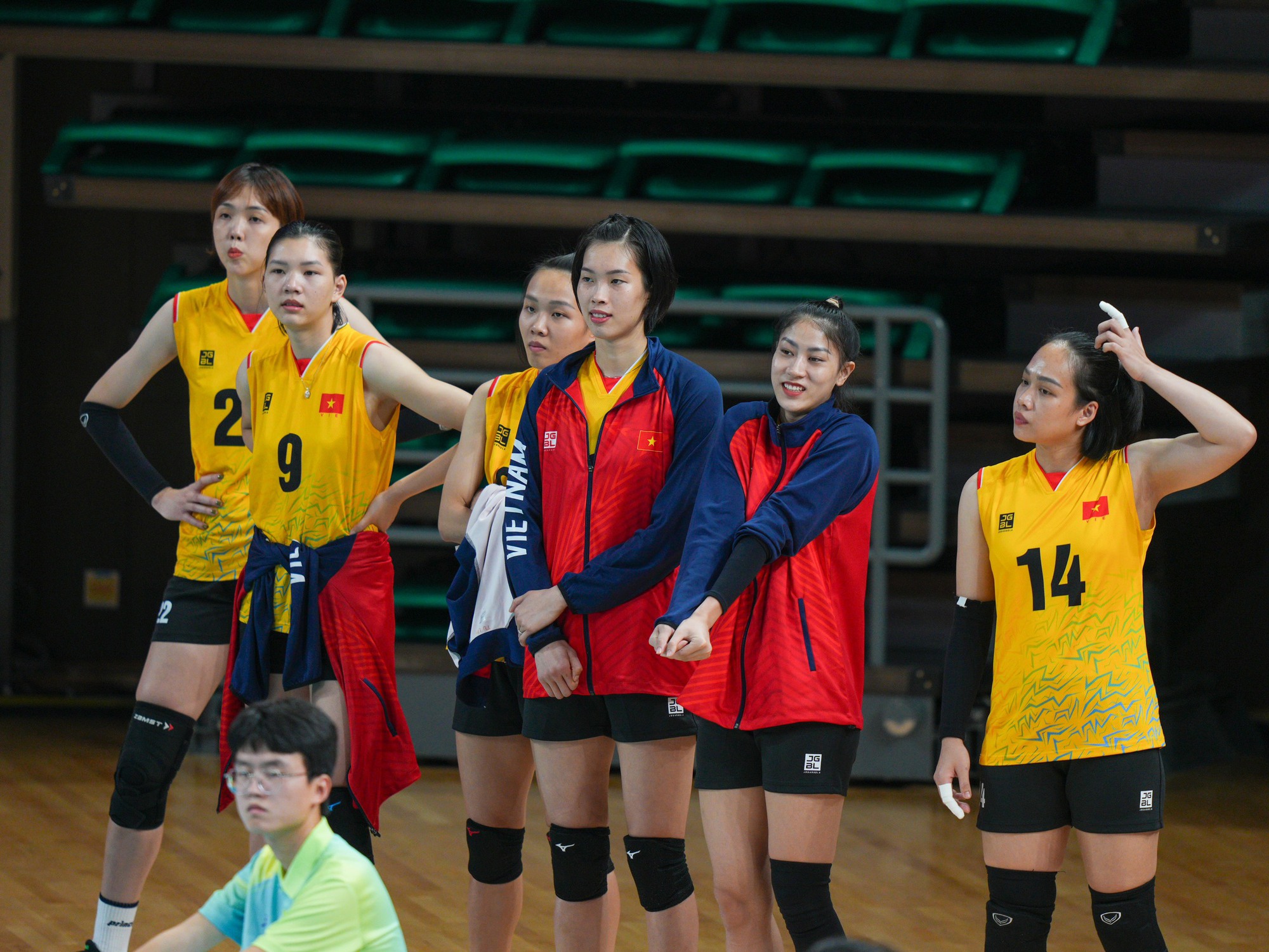 Thắng dễ Nepal, đội tuyển nữ bóng chuyền Việt Nam giữ Thanh Thúy chờ đấu Hàn Quốc - Ảnh 10.