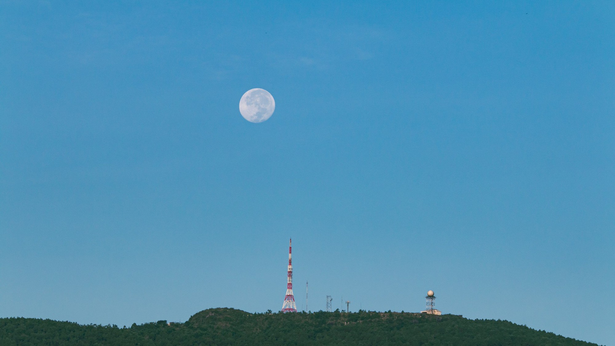 Chiêm ngưỡng siêu trăng cuối cùng 2023 kỳ ảo trong đêm trung thu ở Việt Nam - Ảnh 6.
