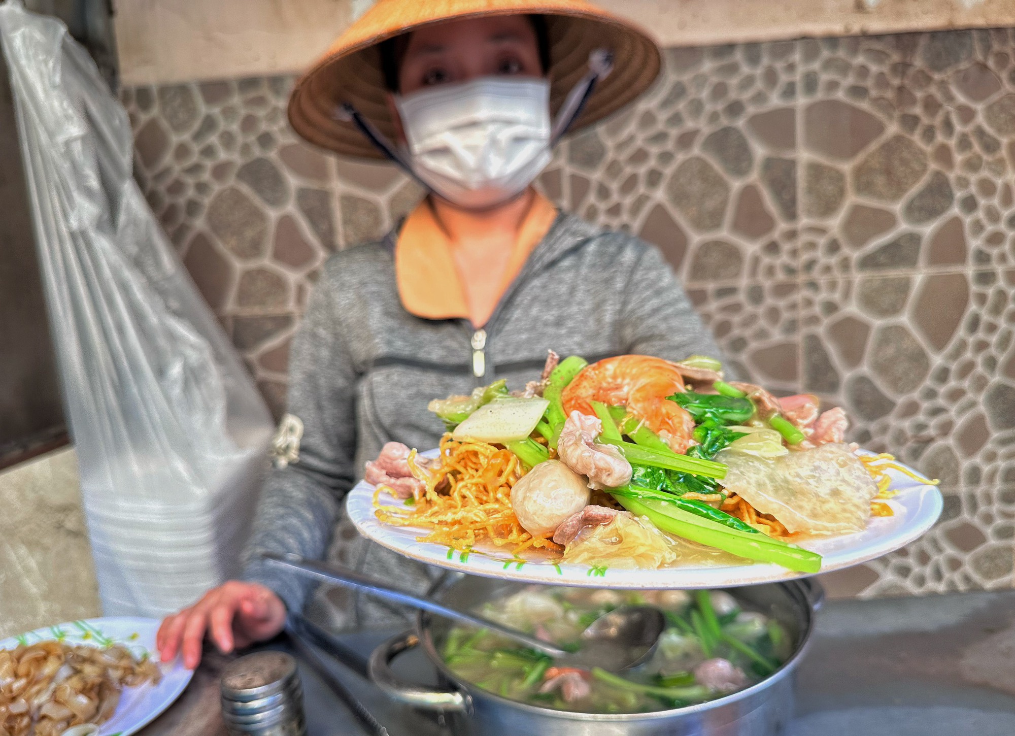 121 món ẩm thực tiêu biểu Việt Nam: Mì xào giòn Sài Gòn có gì hấp dẫn? - Ảnh 5.