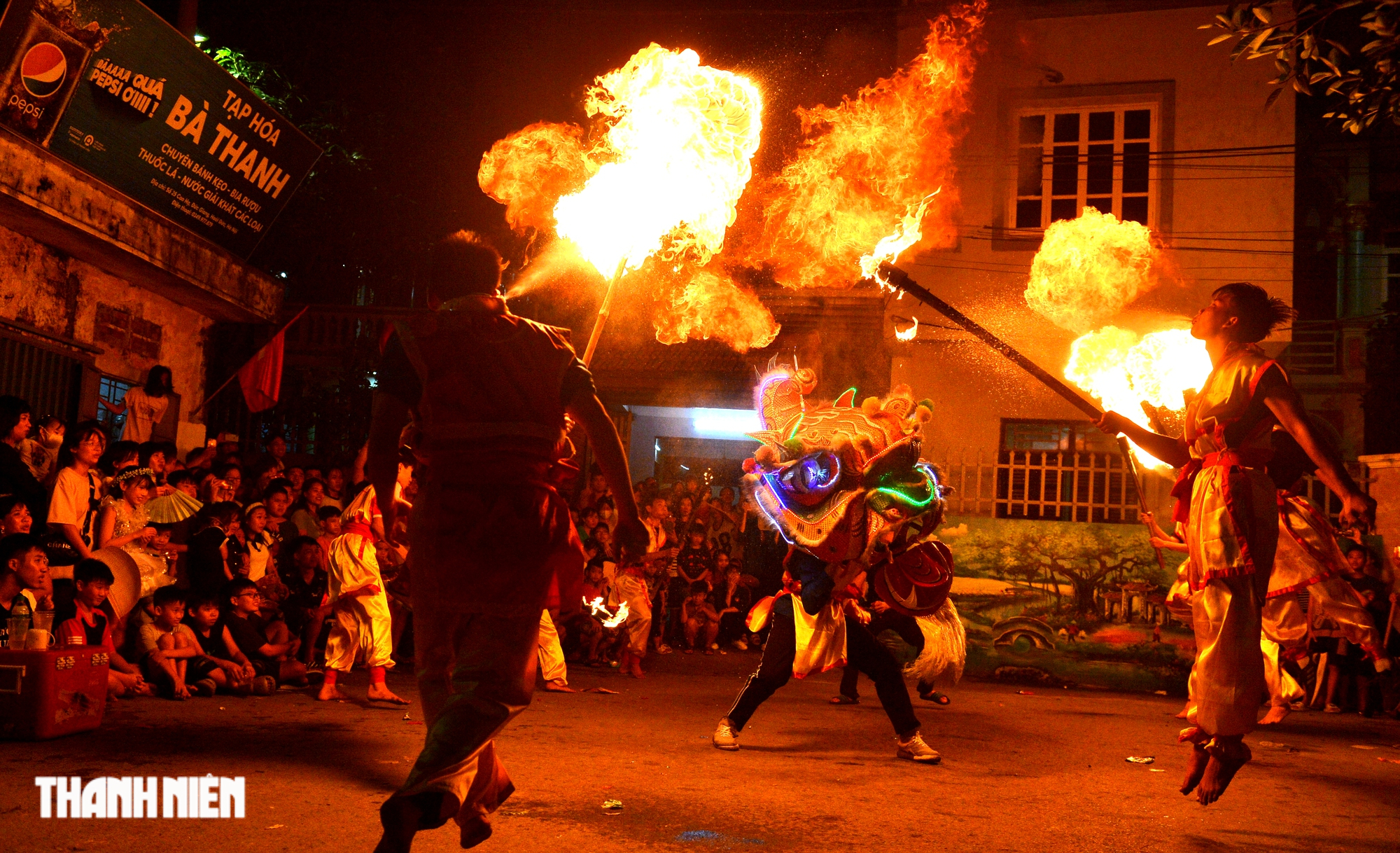 Trai làng múa lân, biểu diễn phun lửa trong đêm trung thu ở ngoại thành Hà Nội - Ảnh 1.