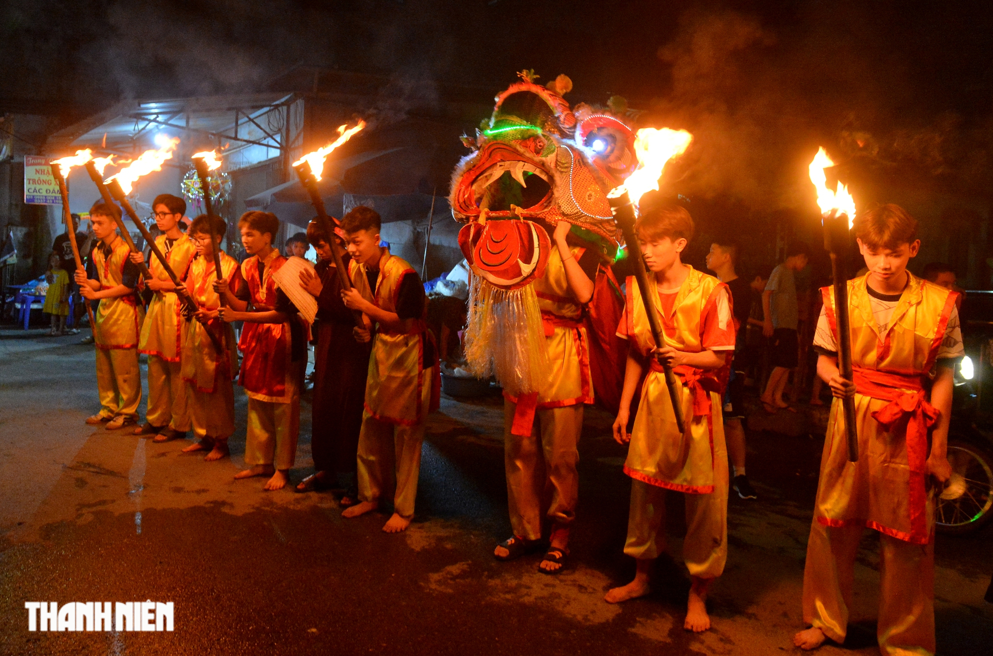 Trai làng múa lân, biểu diễn phun lửa trong đêm trung thu ở ngoại thành Hà Nội - Ảnh 2.