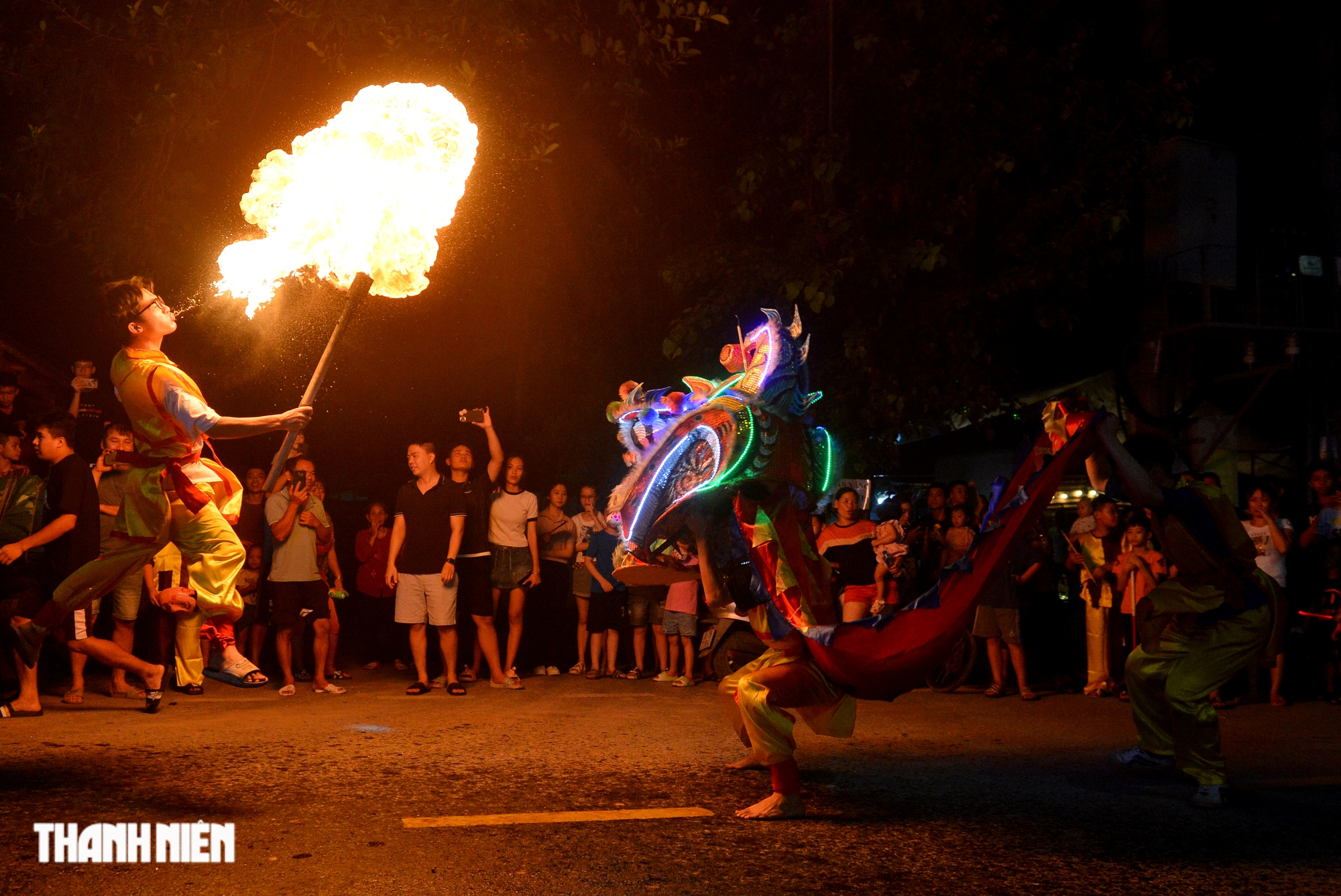 Trai làng múa lân, biểu diễn phun lửa trong đêm trung thu ở ngoại thành Hà Nội - Ảnh 3.