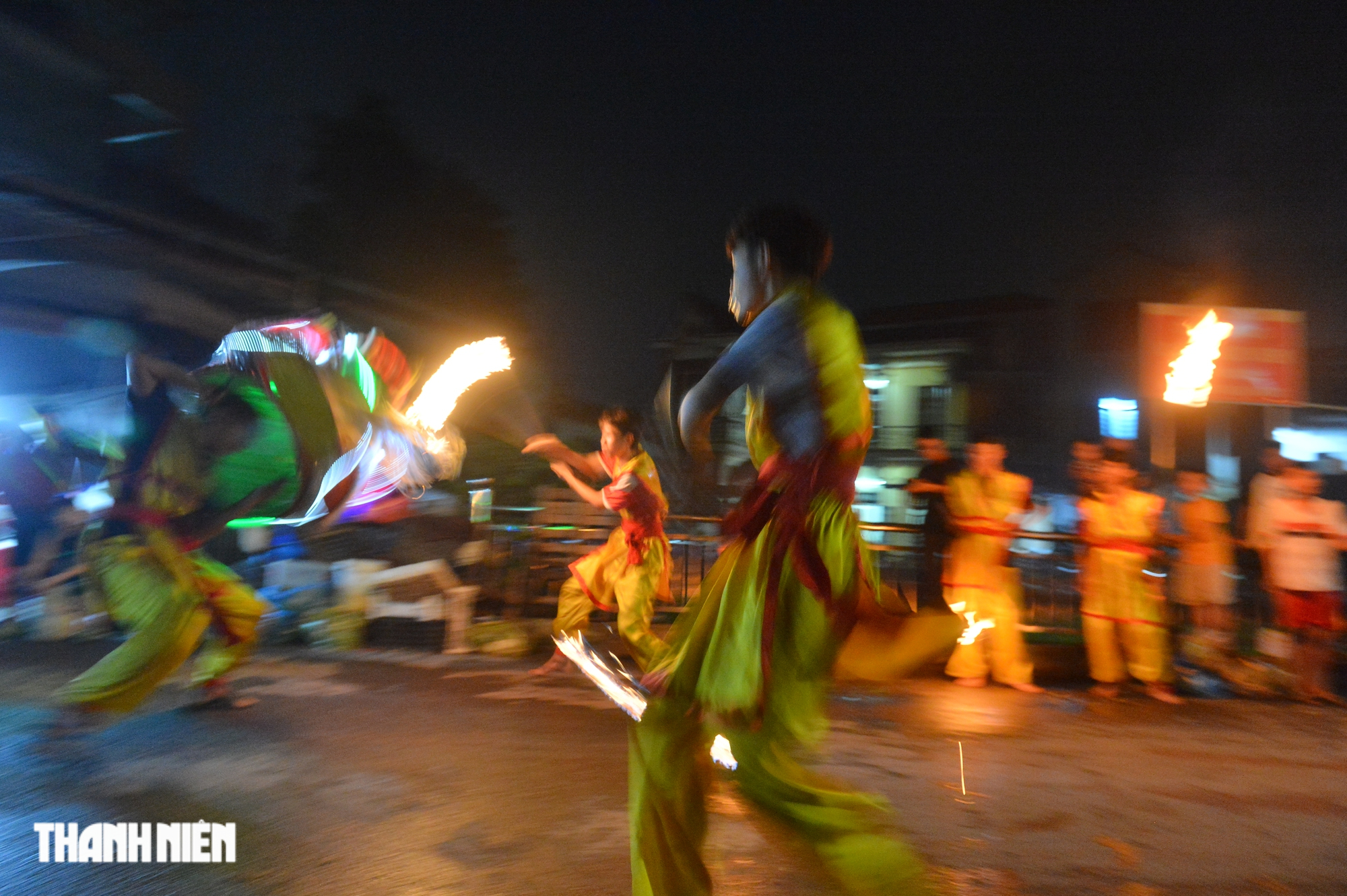 Trai làng múa lân, biểu diễn phun lửa trong đêm trung thu ở ngoại thành Hà Nội - Ảnh 5.