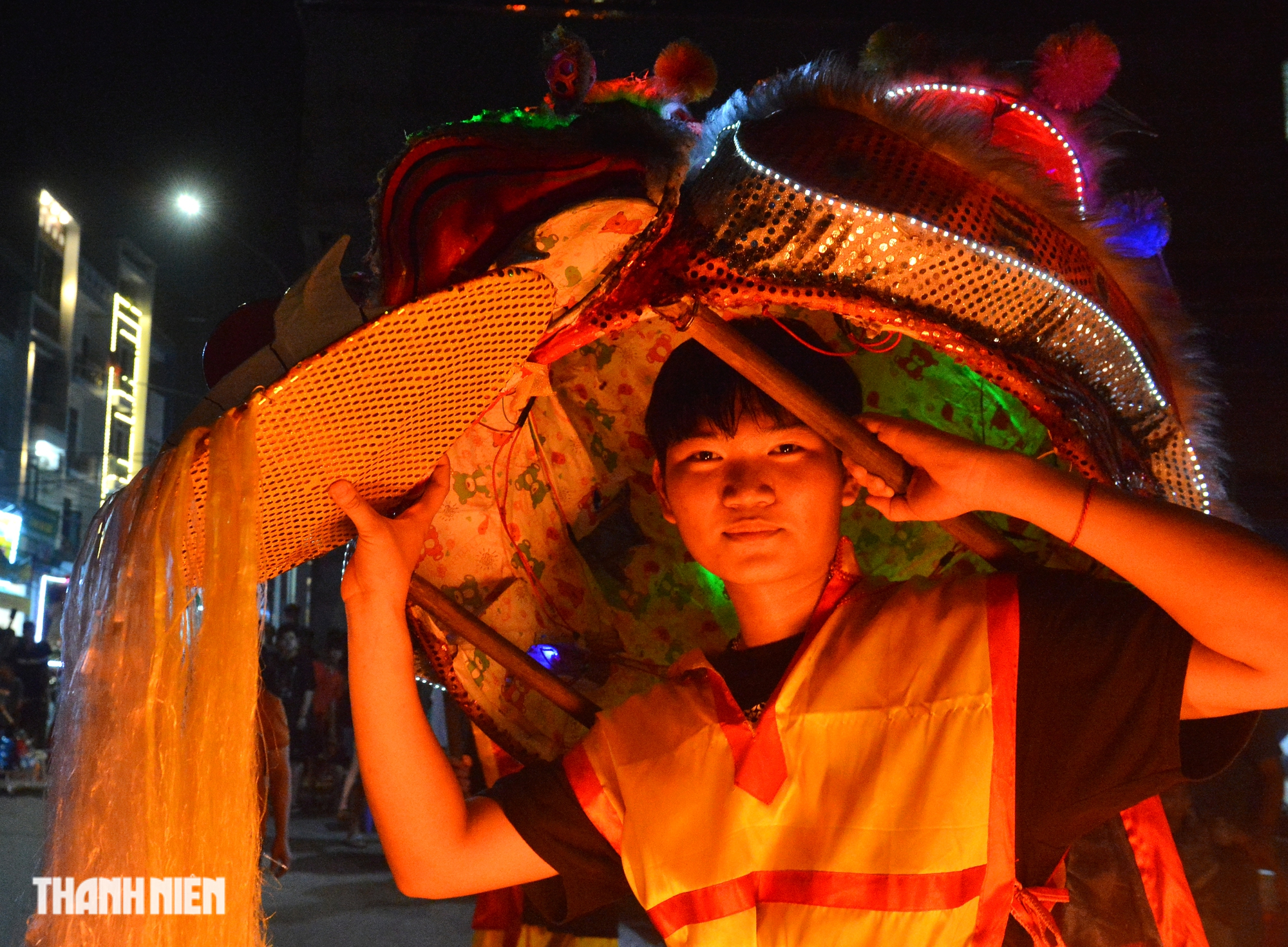 Trai làng múa lân, biểu diễn phun lửa trong đêm trung thu ở ngoại thành Hà Nội - Ảnh 9.