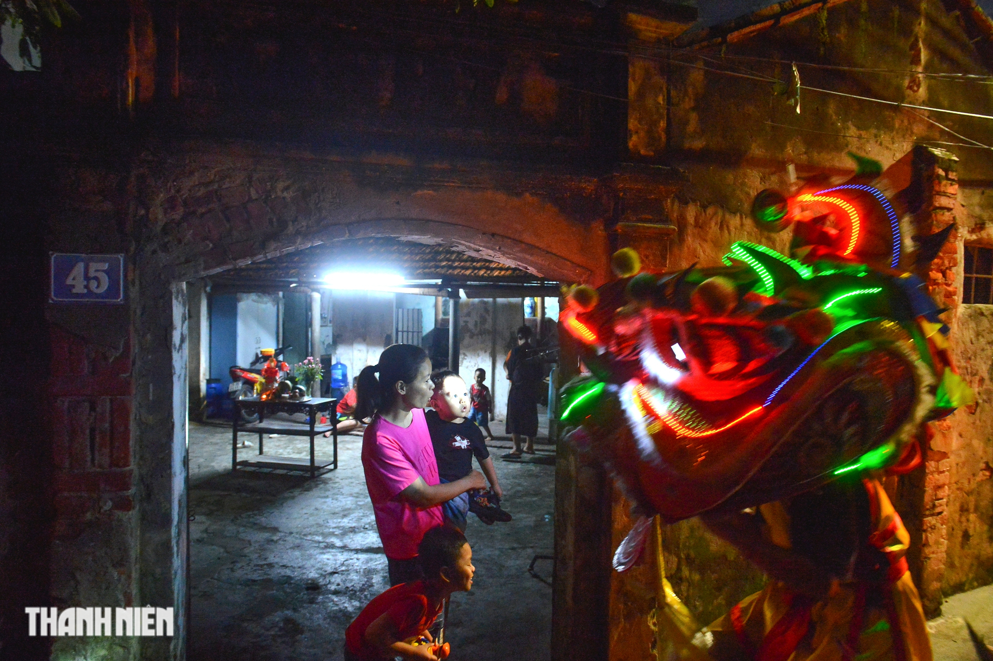 Trai làng múa lân, biểu diễn phun lửa trong đêm trung thu ở ngoại thành Hà Nội - Ảnh 12.
