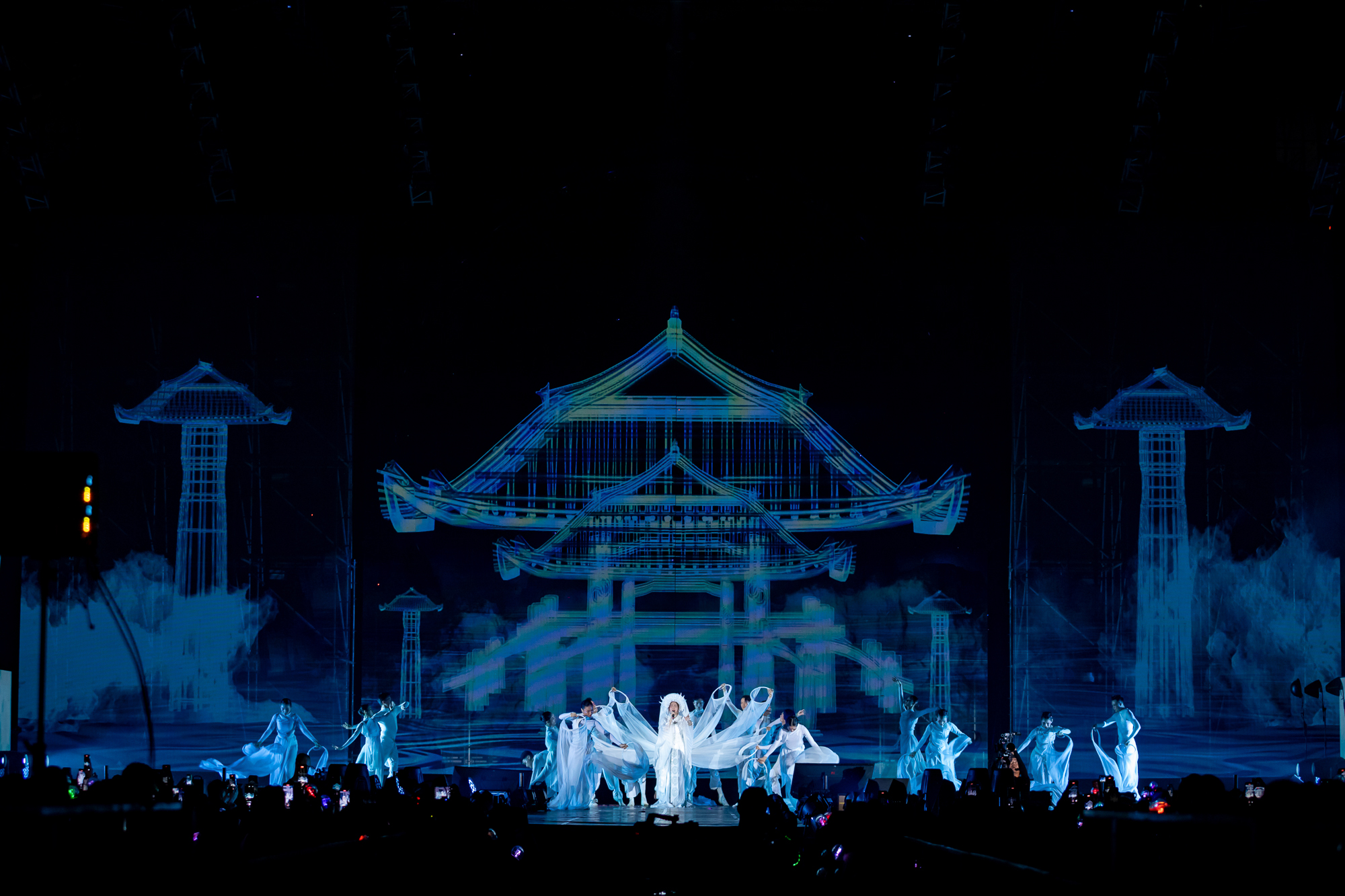 Đen Vâu xuất hiện trong concert của Hoàng Thùy Linh sau tin đồn bí mật đám hỏi - Ảnh 6.