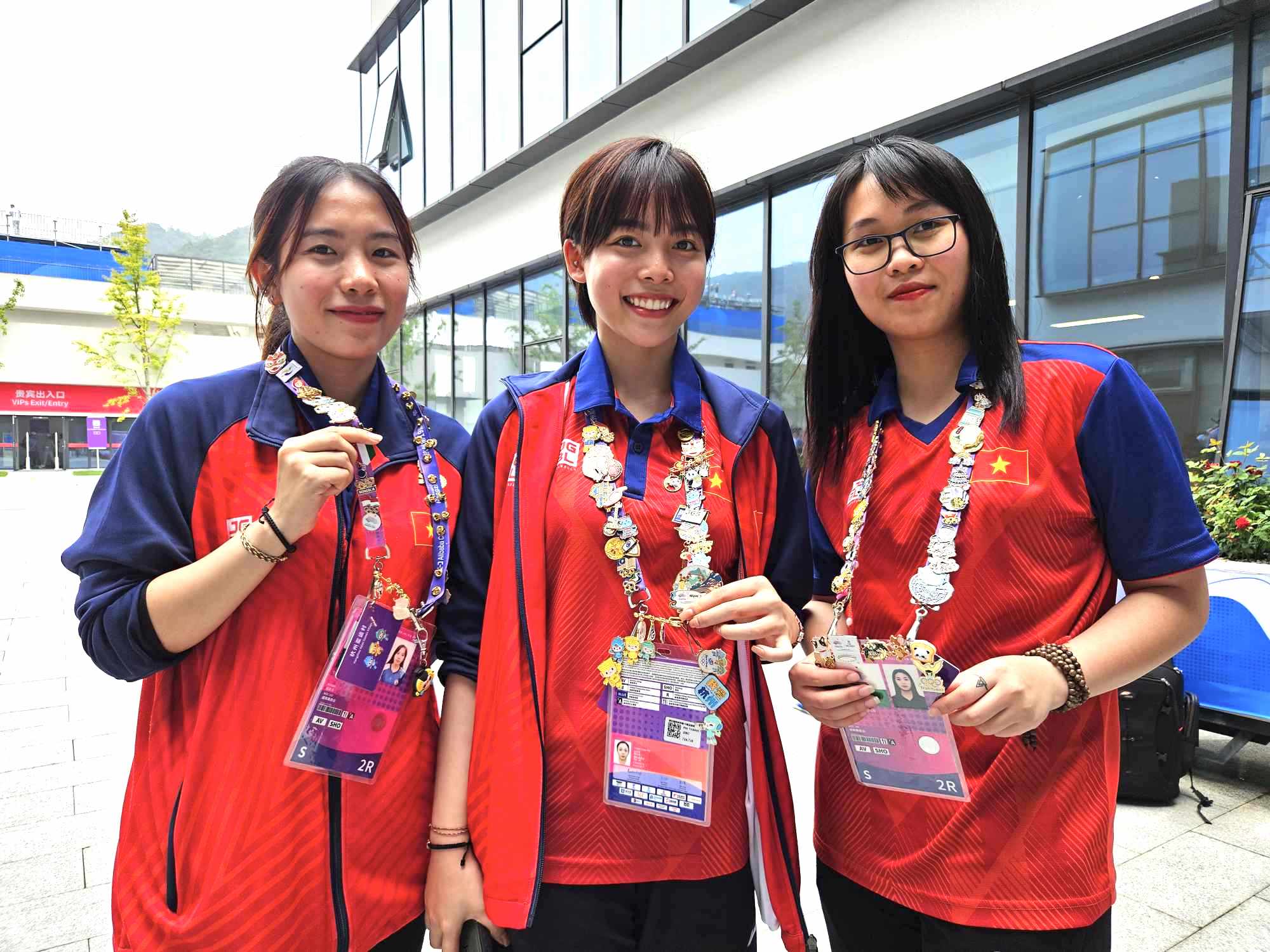 Bộ 3 hot girl bắn súng (từ trái sang phải) Lê Thị Mộng Tuyền, Phí Thị Thảo và Nguyễn Thị Thảo