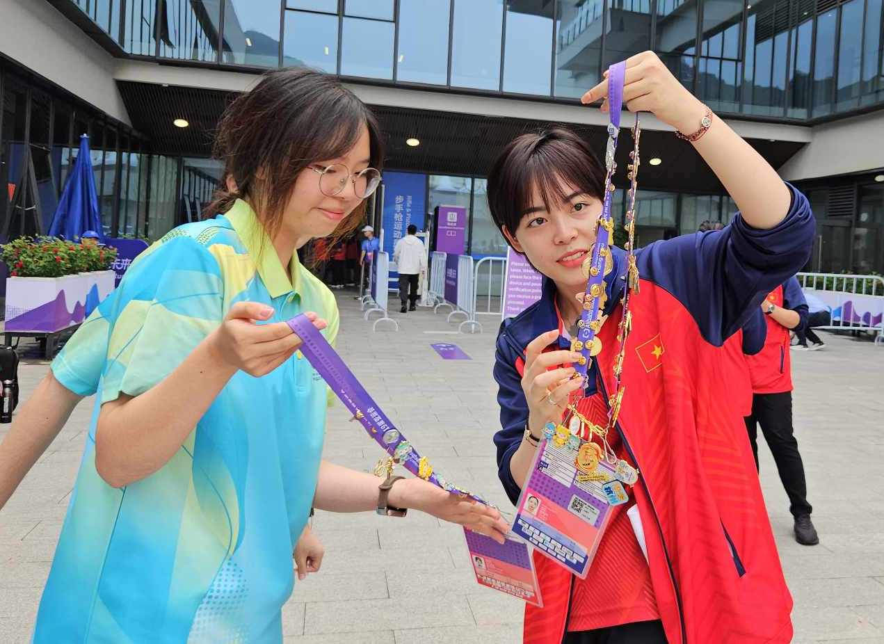 Phí Thị Thảo xuýt xoa, lựa pin trên dây đeo để trao đổi với một tình nguyện viên