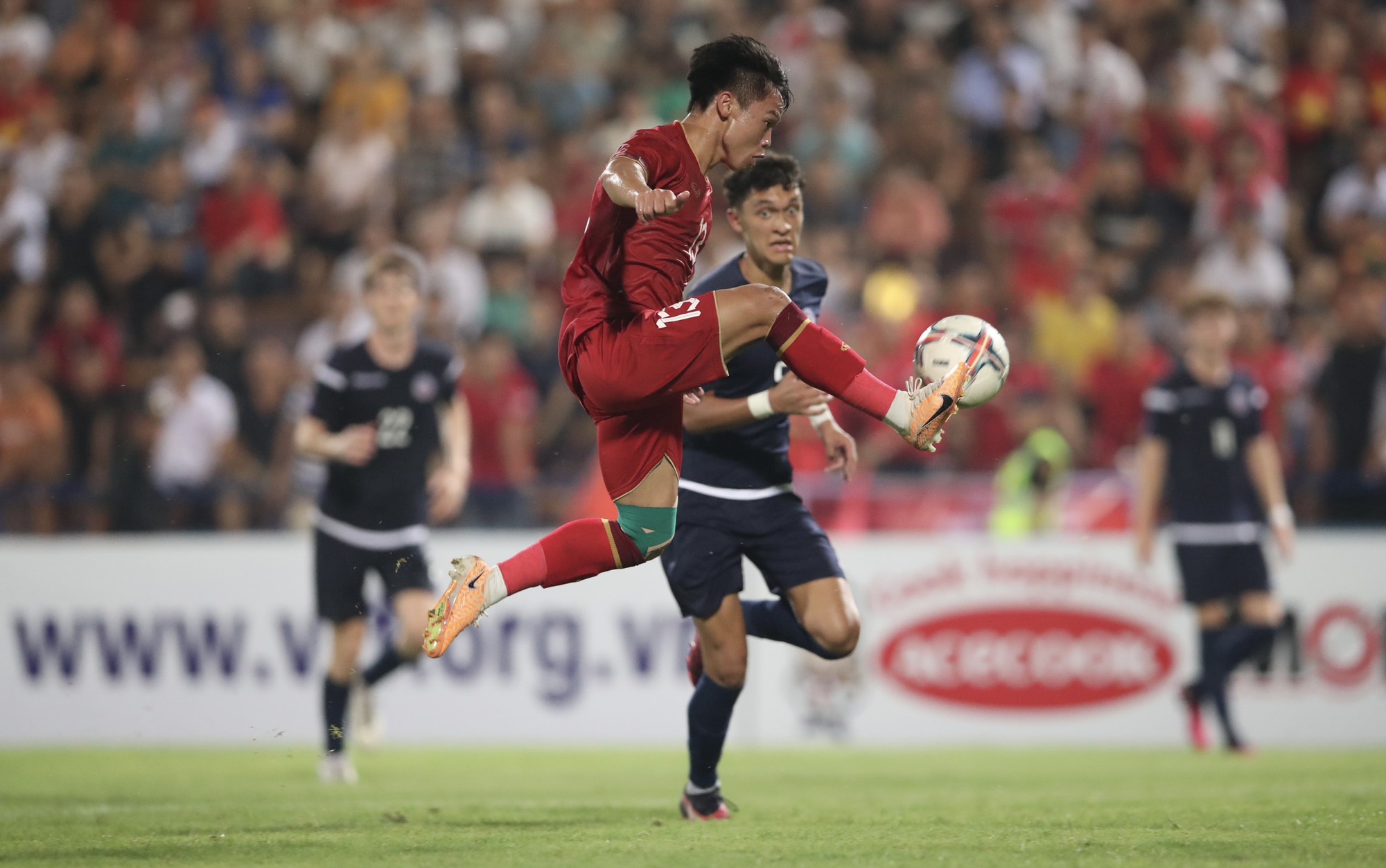 Tài năng trẻ SLNA bất ngờ khi được khoác áo đội tuyển Việt Nam - Ảnh 1.