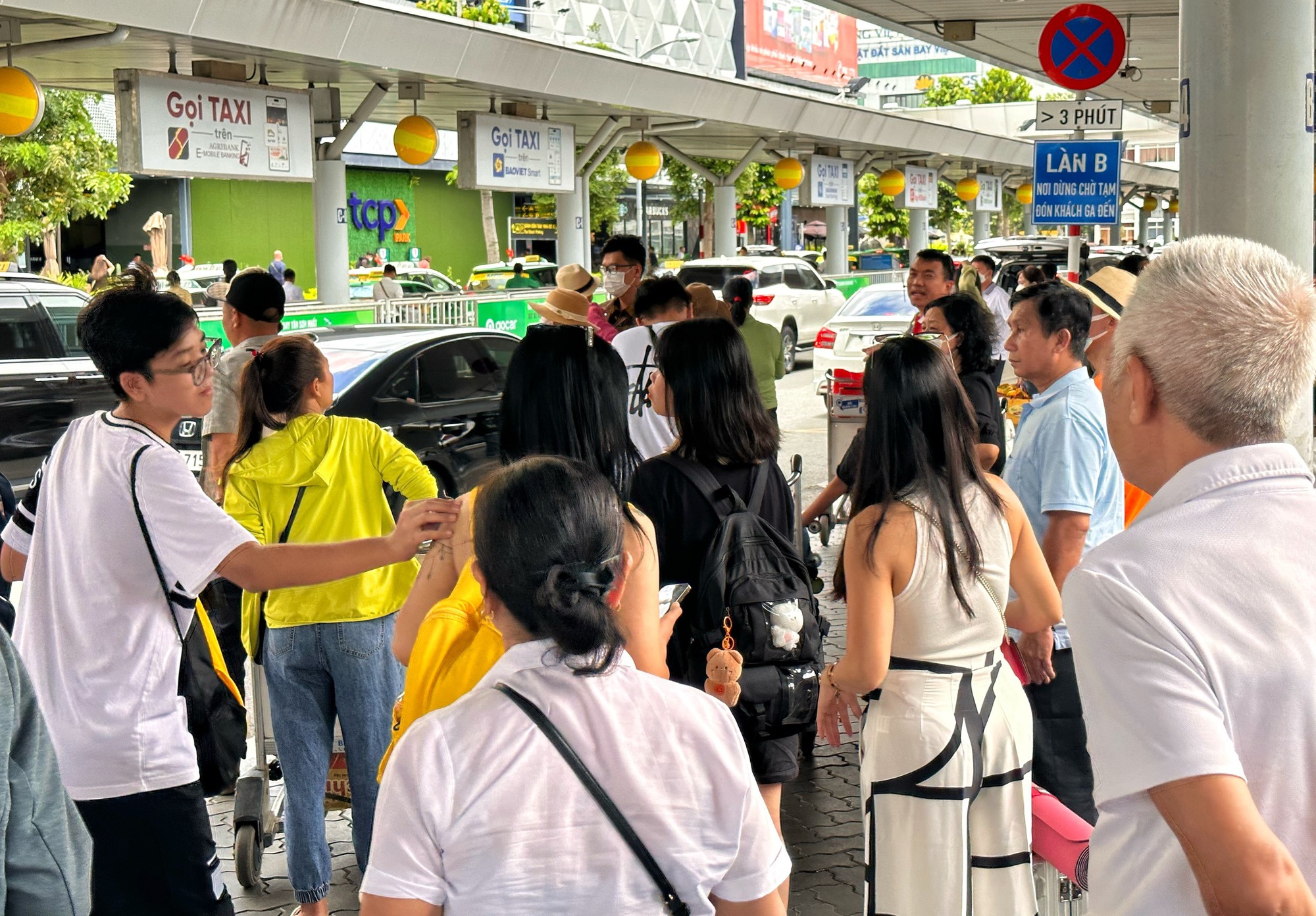 Ngày cuối nghỉ lễ 2.9: Nhộn nhịp khách ở sân bay Tân Sơn Nhất trở lại TP.HCM   - Ảnh 3.