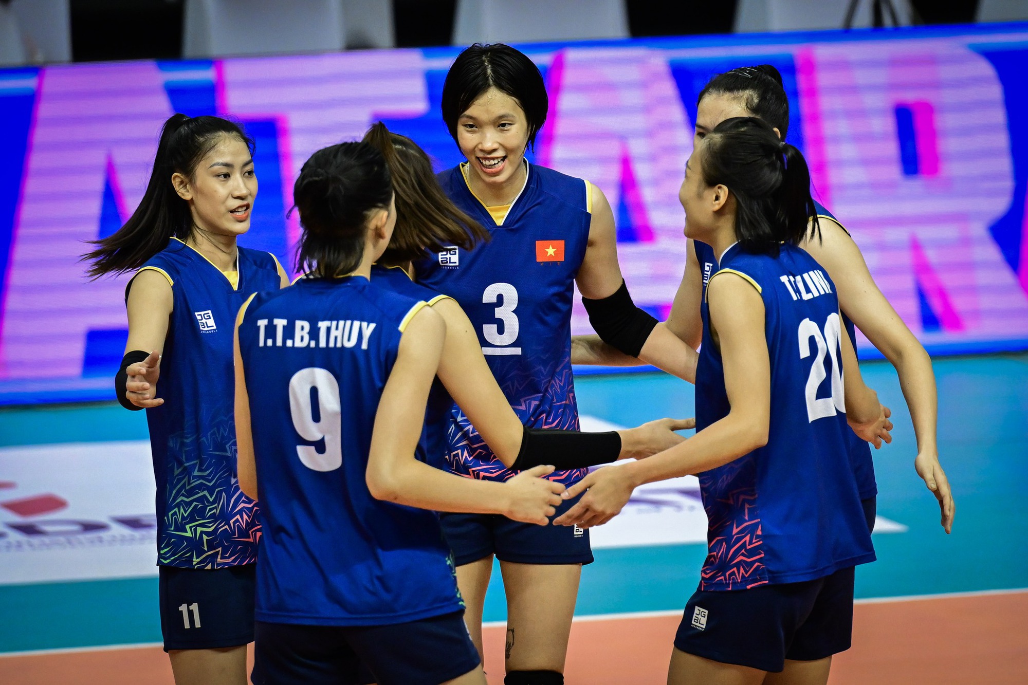 Xác định 2 cặp bán kết bóng chuyền nữ châu Á: Việt Nam gặp đội cực mạnh - Ảnh 1.