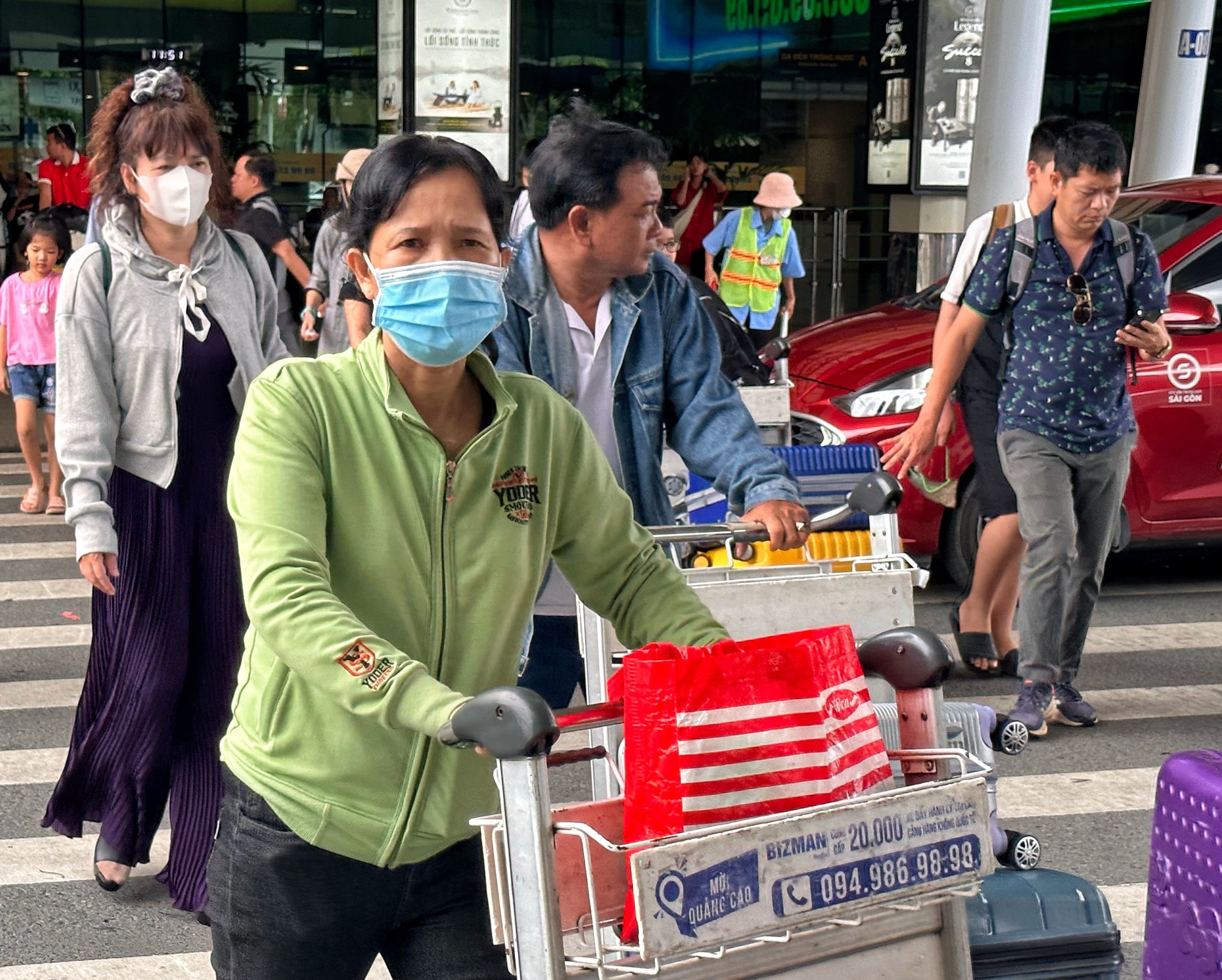 Ngày cuối nghỉ lễ 2.9: Nhộn nhịp khách ở sân bay Tân Sơn Nhất trở lại TP.HCM   - Ảnh 5.
