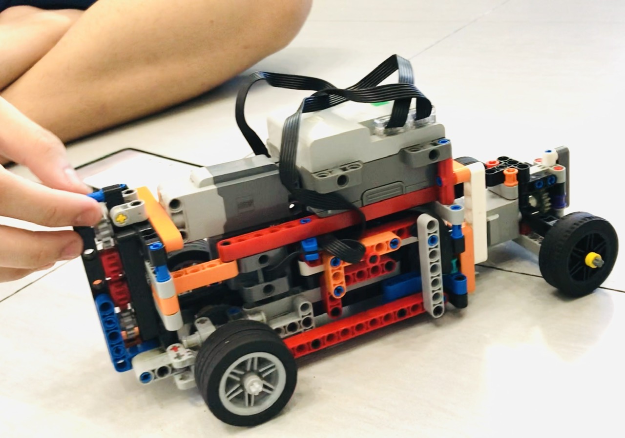 Nam sinh tự kỷ miền Tây sáng tạo xe lego điều khiển bằng điện thoại - Ảnh 1.