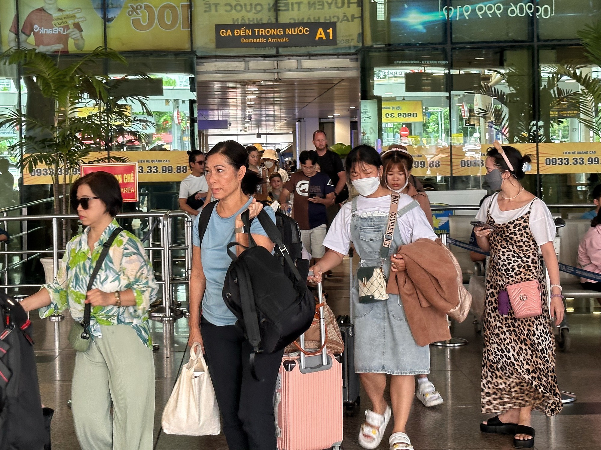 Ngày cuối nghỉ lễ 2.9: Nhộn nhịp khách ở sân bay Tân Sơn Nhất trở lại TP.HCM   - Ảnh 7.