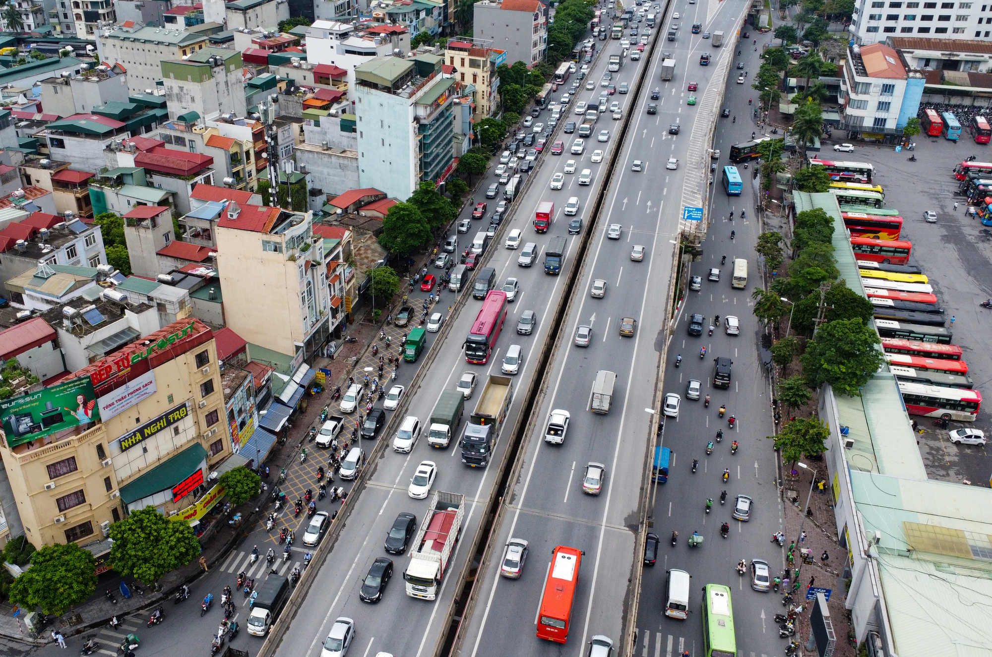 Người dân lỉnh kỉnh đồ đạc trở về Hà Nội ngày cuối nghỉ lễ 2.9 - Ảnh 1.