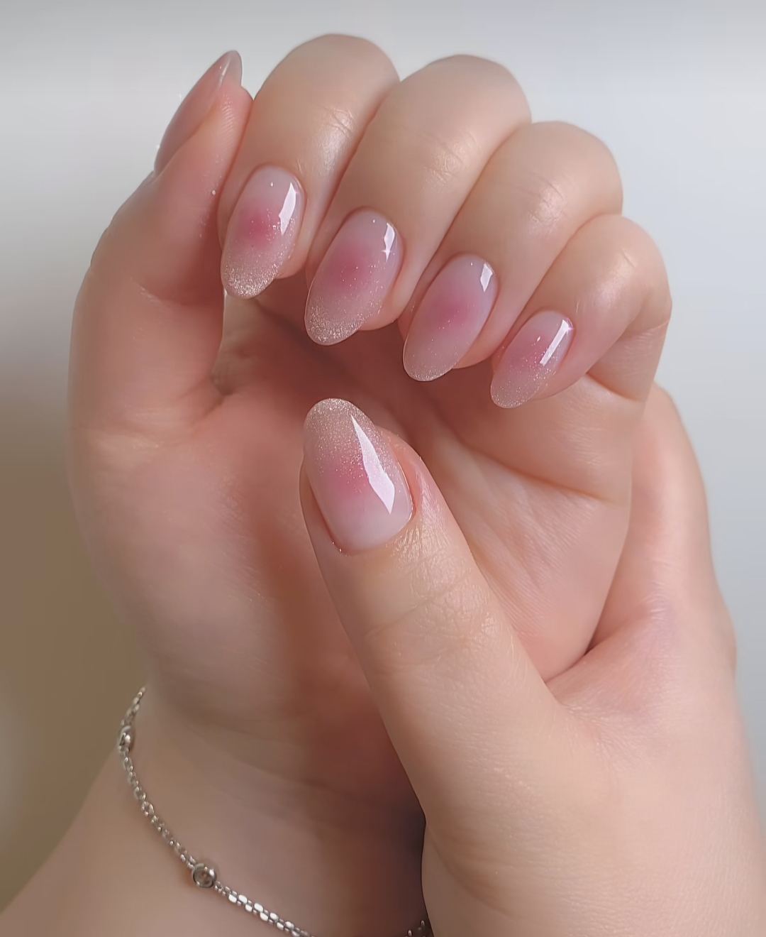 Gợi ý mẫu nail hồng thạch trendy dành cho các quý cô | IVY moda