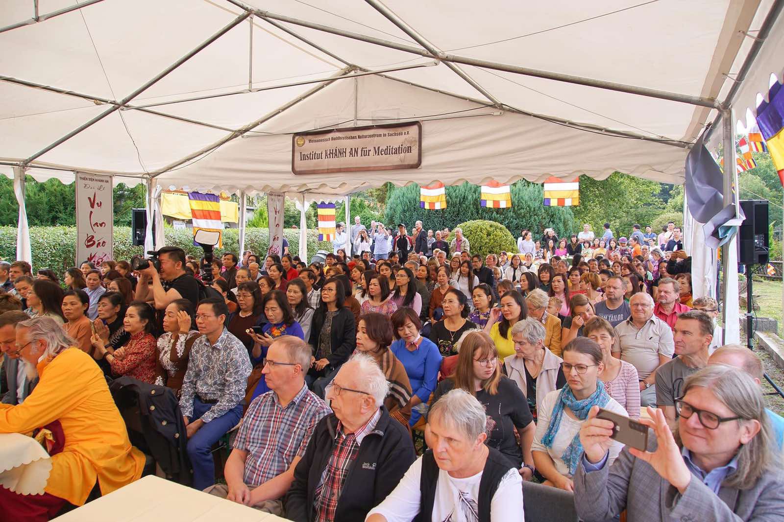 Người Việt tại Đức xúc động tổ chức đại lễ Vu lan - Ảnh 2.