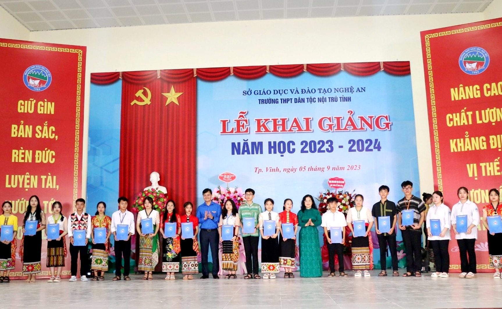 Anh Bùi Quang Huy dự lễ khai trường tại Trường Dân tôc nội trú tỉnh Nghệ An - Ảnh 1.