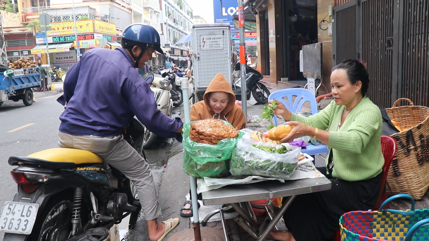 5 chị em rủ nhau bán bánh mì 'thâu tóm' quận 5: Giá nào cũng bán - Ảnh 1.