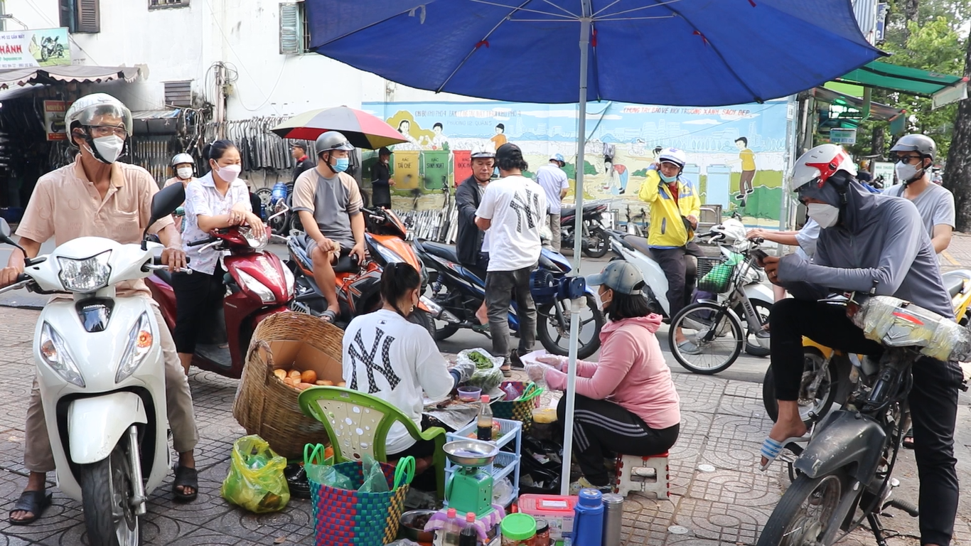 5 chị em rủ nhau bán bánh mì 'thâu tóm' quận 5: Giá nào cũng bán - Ảnh 3.