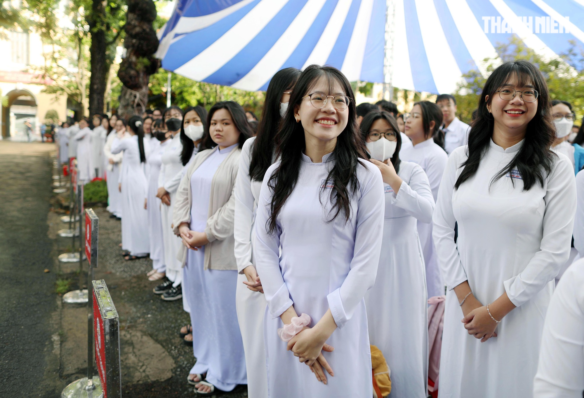 TP.HCM: Nữ sinh rạng ngời trong ngày khai giảng  - Ảnh 1.