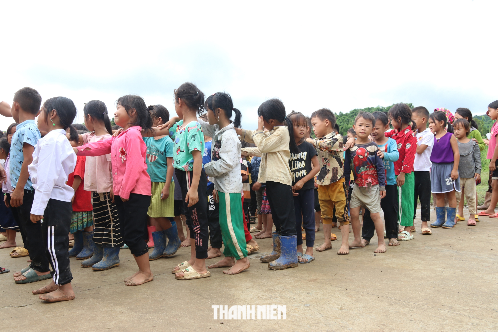 Nhiều em nhỏ đi chân đất trong buổi khai giảng sớm tại bản làng H’Mông    - Ảnh 1.