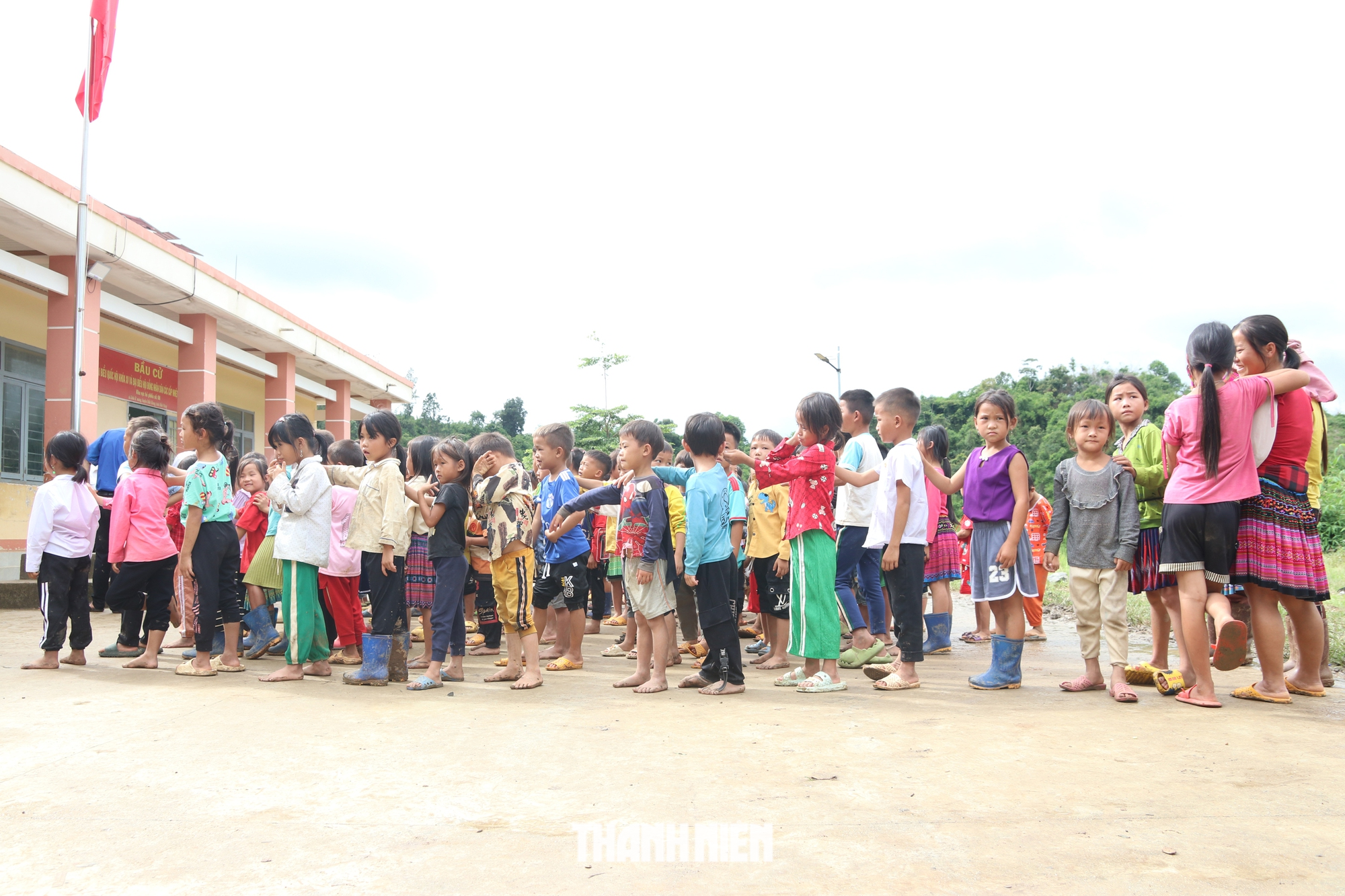 Nhiều em nhỏ đi chân đất trong buổi khai giảng sớm tại bản làng H’Mông    - Ảnh 3.