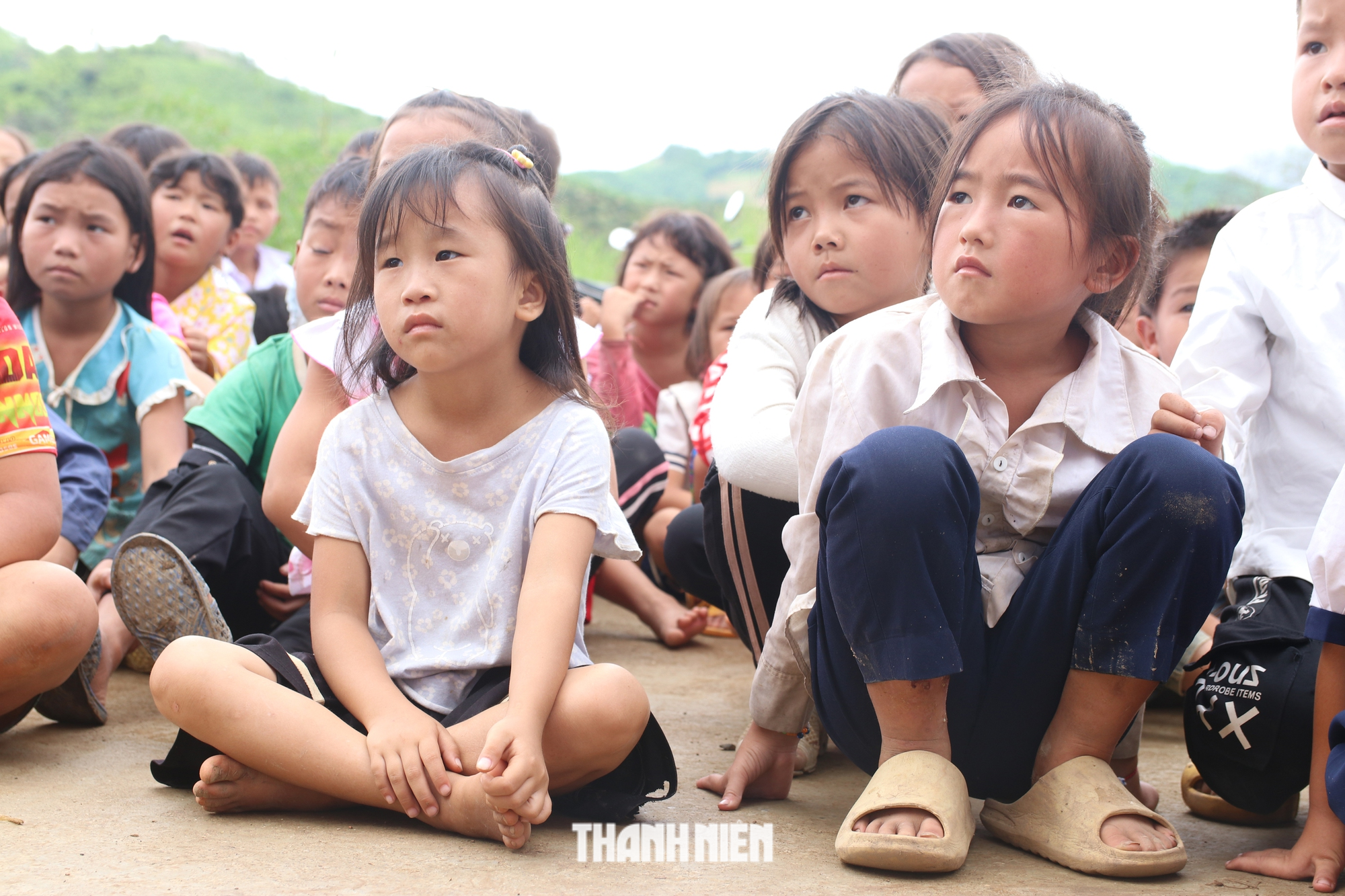 Nhiều em nhỏ đi chân đất trong buổi khai giảng sớm tại bản làng H’Mông    - Ảnh 6.
