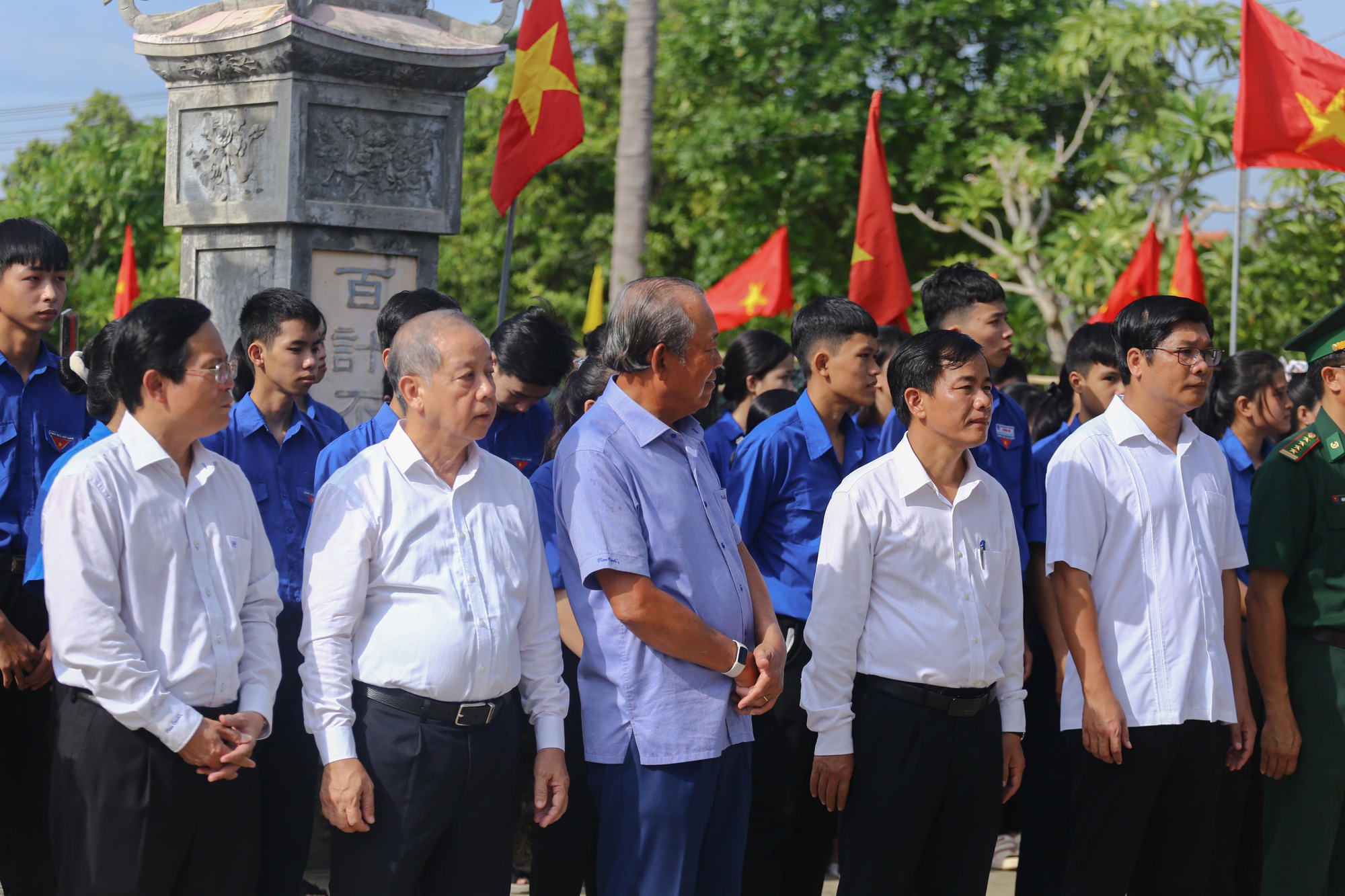 Tự hào con đường cờ Tổ quốc dẫn vào nhà lưu niệm Bác Hồ - Ảnh 1.
