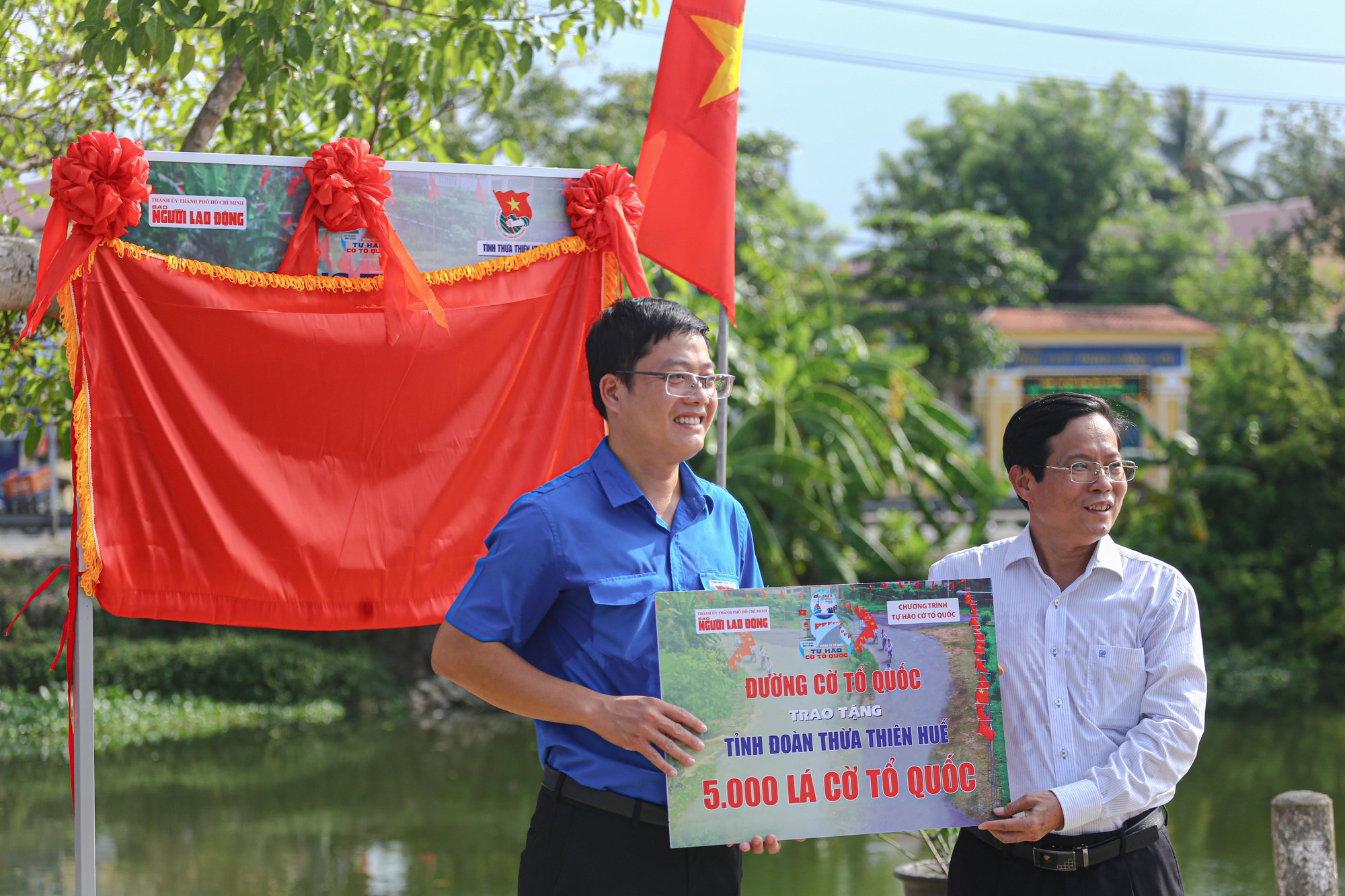 Tự hào con đường cờ Tổ quốc dẫn vào nhà lưu niệm Bác Hồ - Ảnh 2.