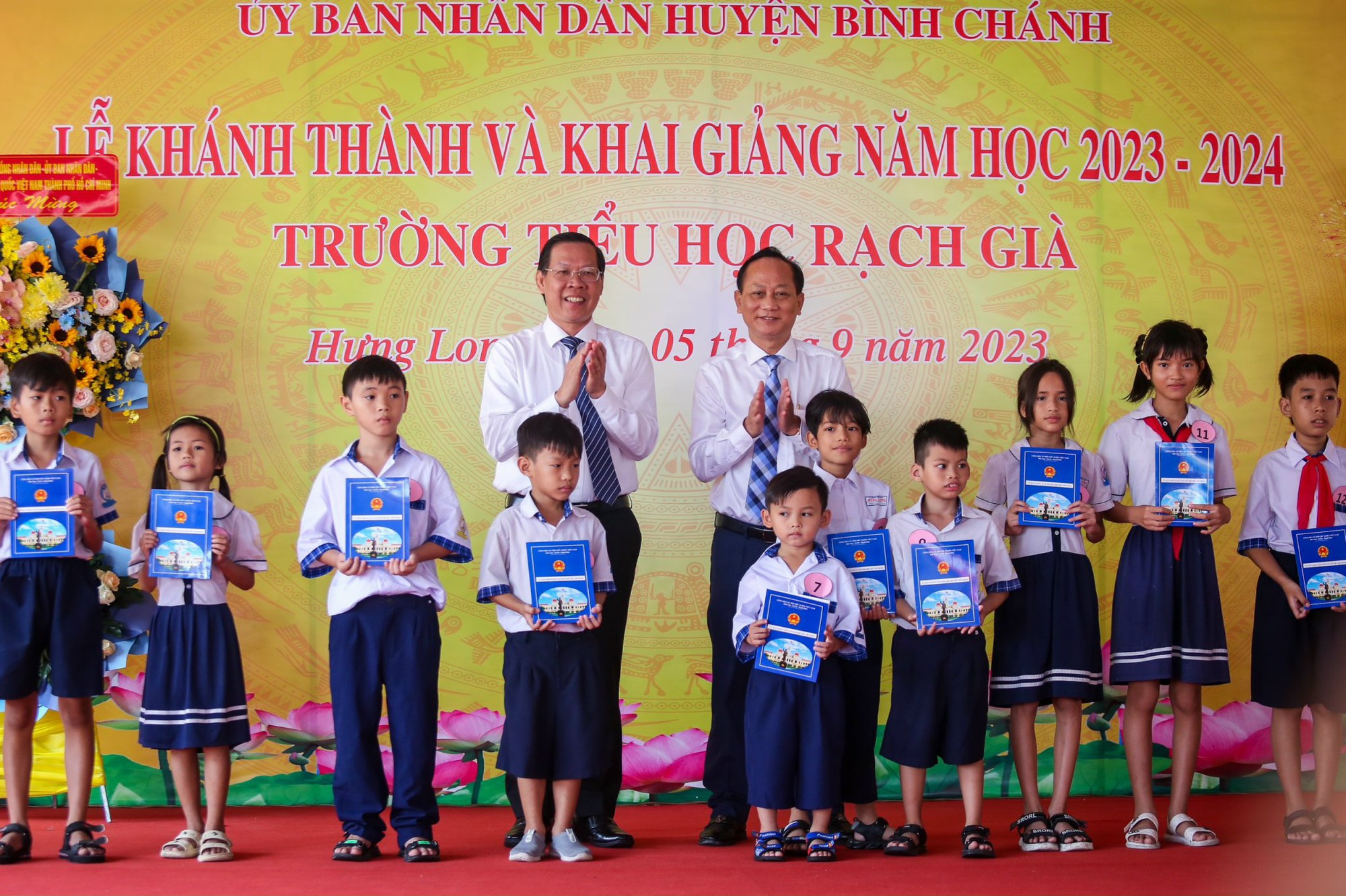 Học sinh, giáo viên cả nước rộn rã khai giảng năm học mới  - Ảnh 1.