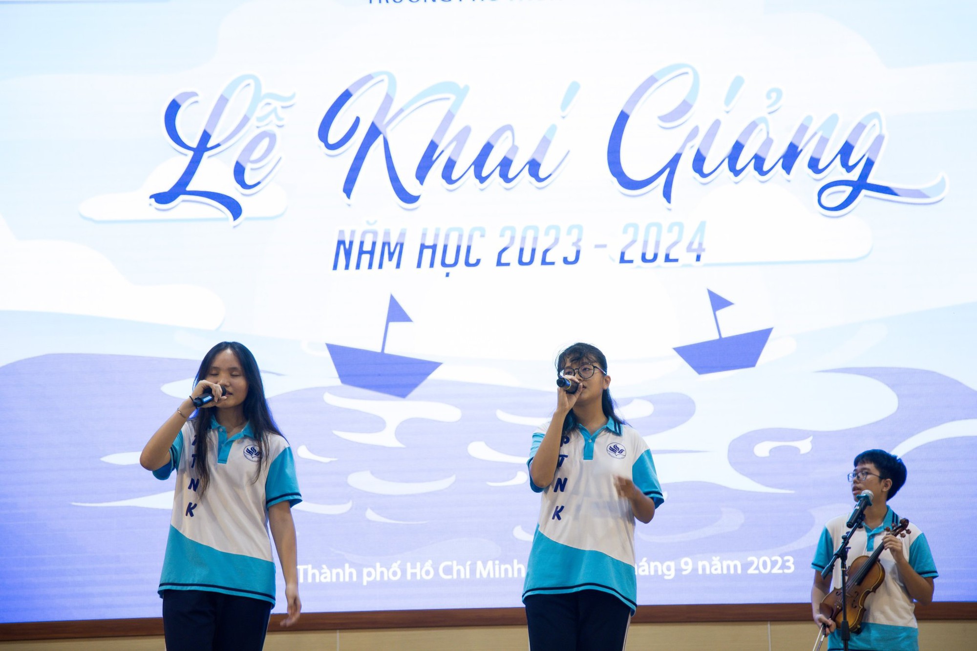 Học sinh, giáo viên cả nước rộn rã khai giảng năm học mới - Ảnh 13.