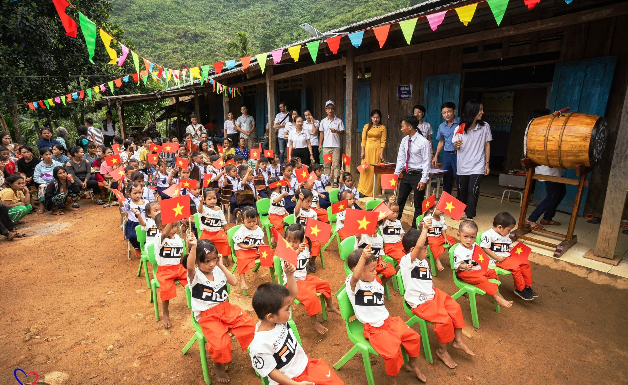 Những hình ảnh ấn tượng trong buổi khai giảng 'vô cùng đặc biệt' trên đỉnh trời  - Ảnh 7.