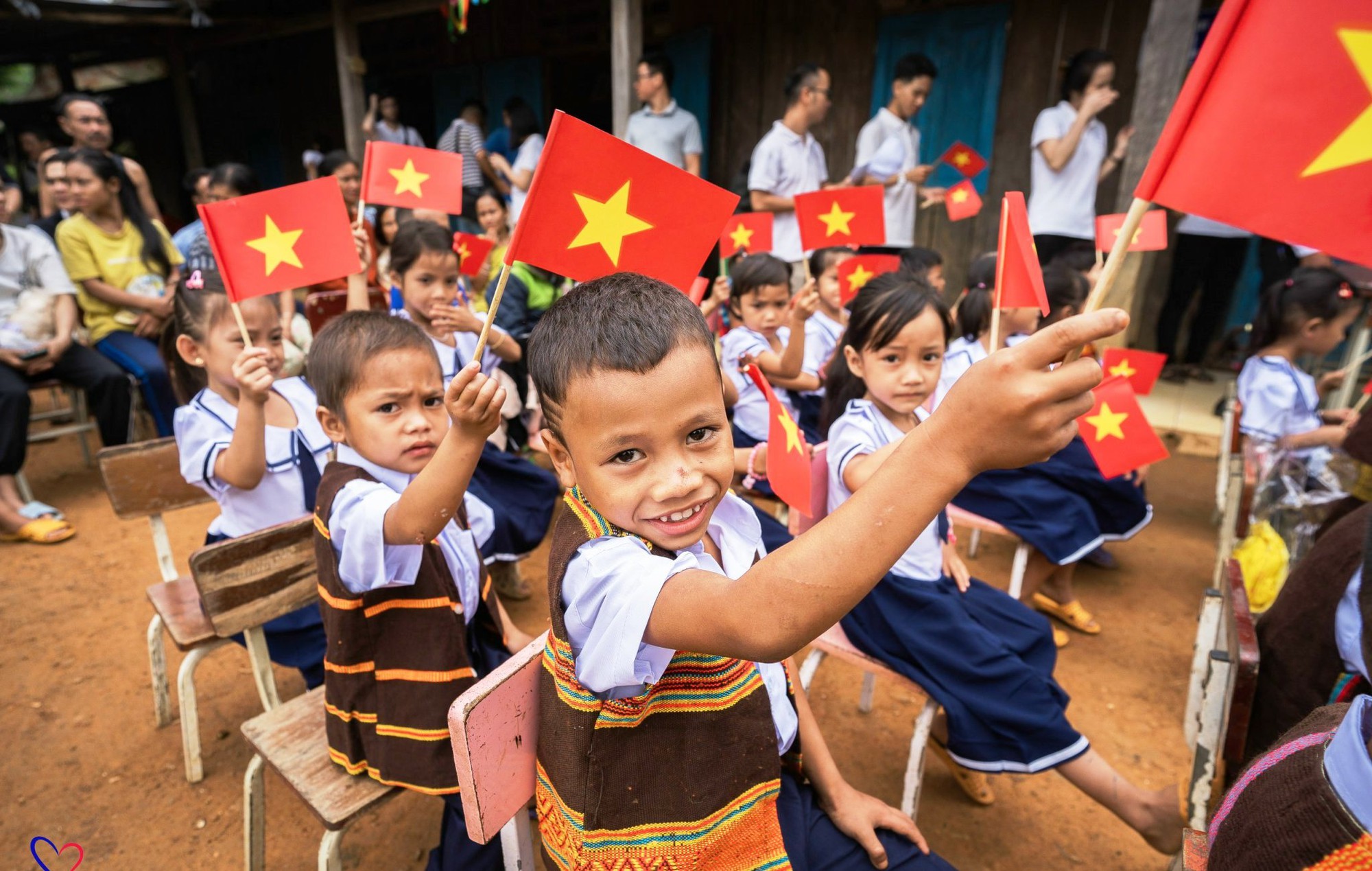 Những hình ảnh ấn tượng trong buổi khai giảng 'vô cùng đặc biệt' trên đỉnh trời  - Ảnh 9.