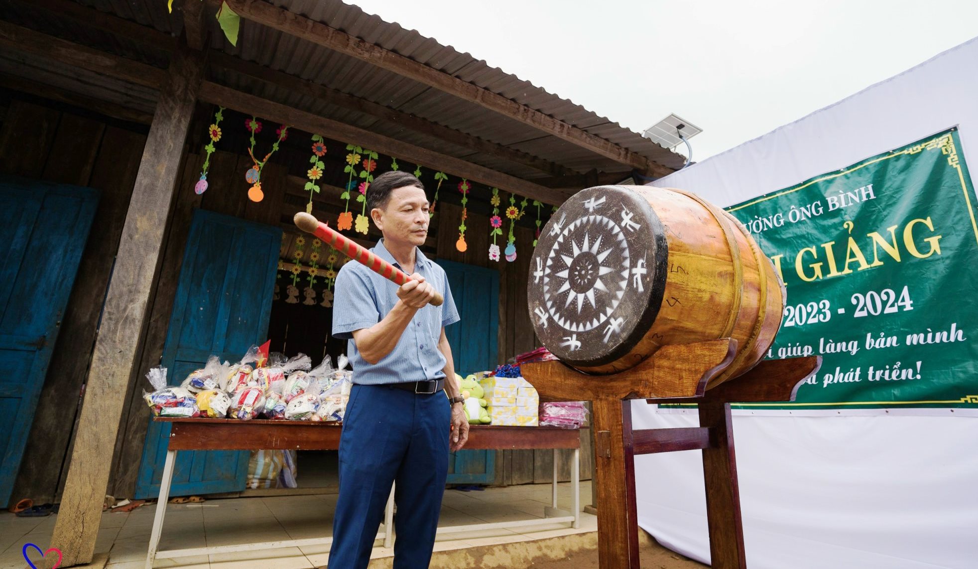 Những hình ảnh ấn tượng trong buổi khai giảng 'vô cùng đặc biệt' trên đỉnh trời  - Ảnh 2.