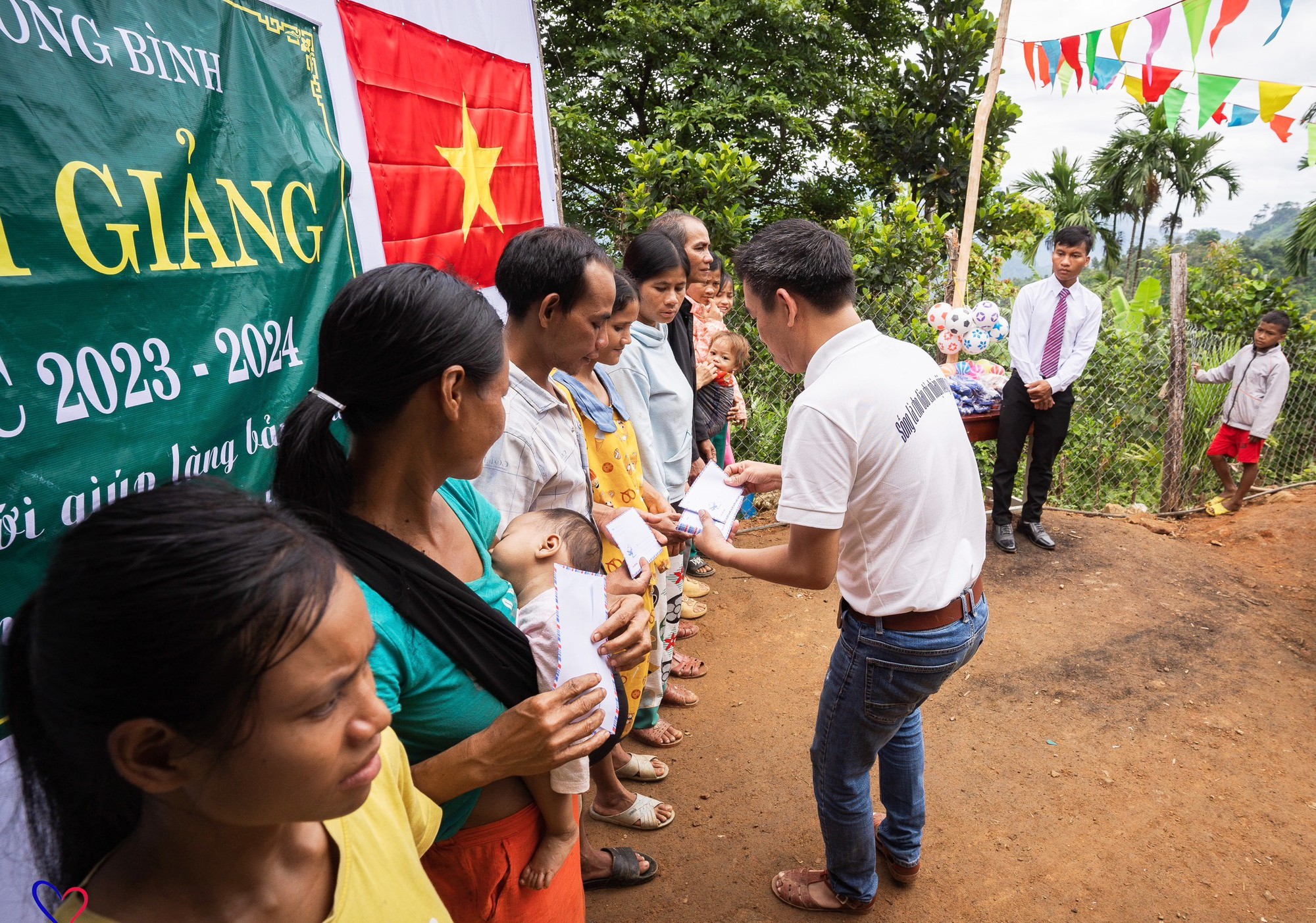 Những hình ảnh ấn tượng trong buổi khai giảng 'vô cùng đặc biệt' trên đỉnh trời  - Ảnh 5.