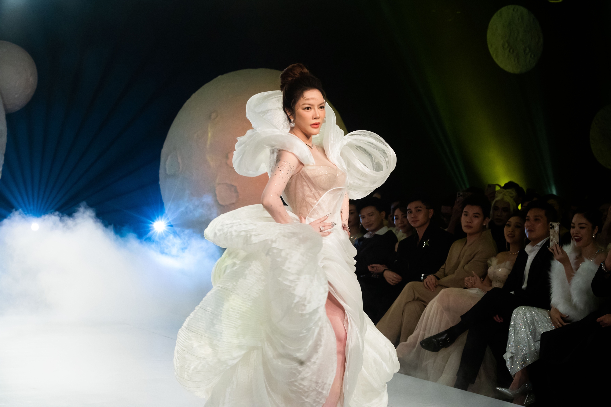 Ma nữ đẹp nhất Thái Lan' lộng lẫy diện váy cưới do Lan Khuê thiết kế