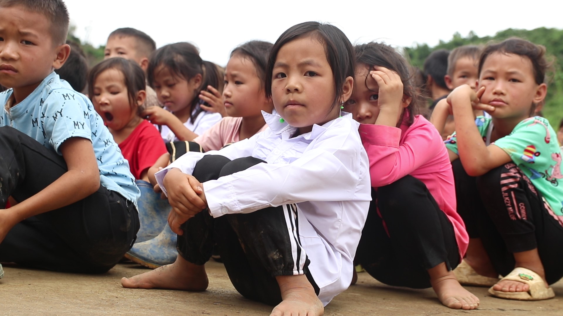 Vượt hàng chục ki lô mét đường rừng sình lầy để đến trường khai giảng sớm - Ảnh 1.