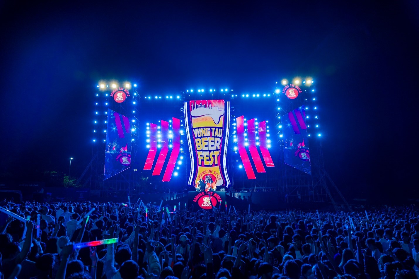Die 10-stündige EDM-Musiknacht ist einer der Höhepunkte des Vung Tau Beerfest Festivals. Đêm nhạc EDM kéo dài liên tục 10 giờ là một trong những hoạt động nổi bật của Lễ hội Vũng Tàu Beerfest