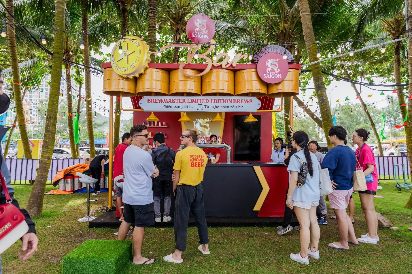 Besucher entdecken 5 limitierte Biere von Saigon Beer auf dem Festival Khách tham quan khám phá 5 vị bia phiên bản giới hạn của Bia Saigon tại Lễ hội
