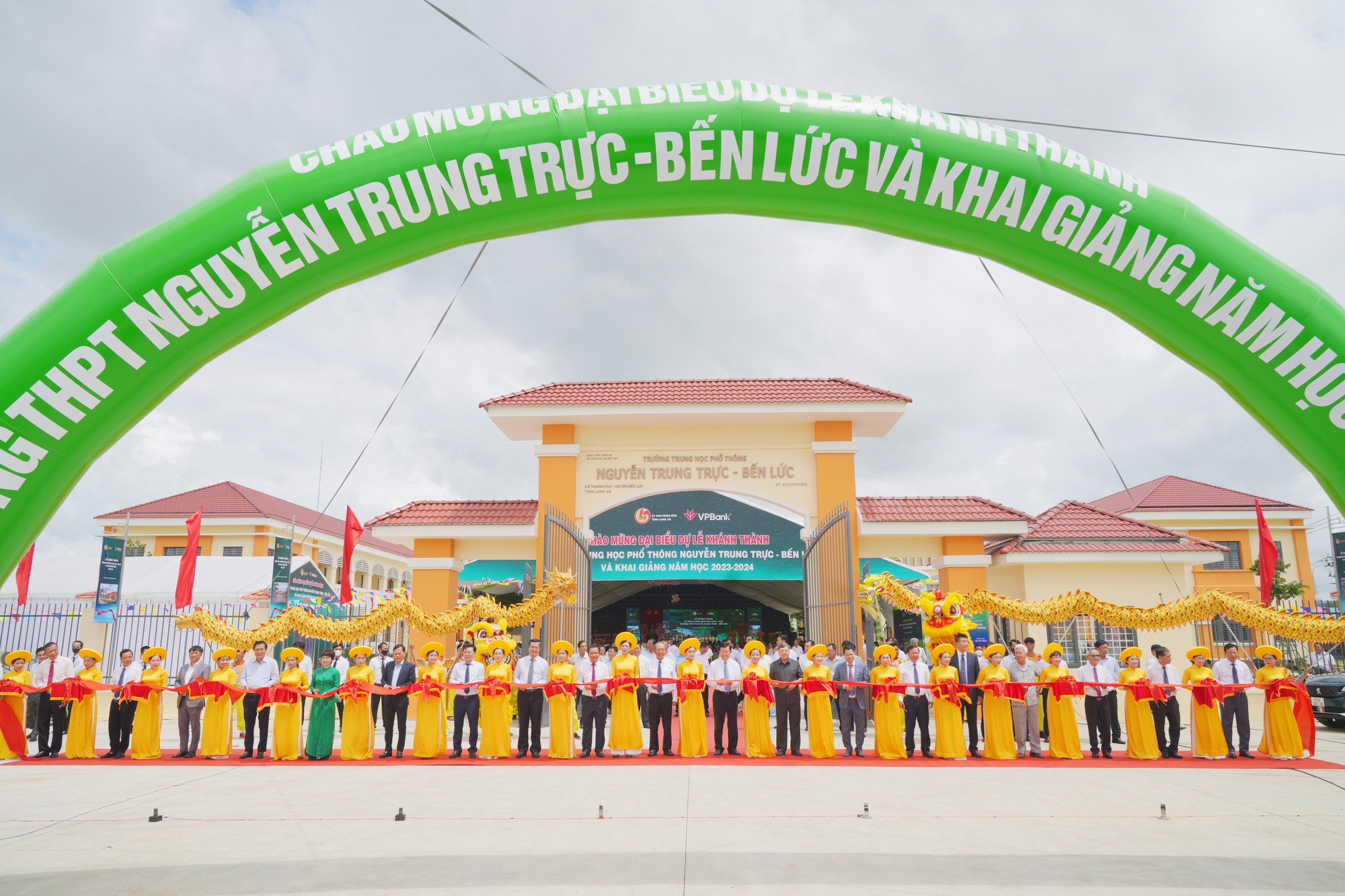 Long An inaugurated Nguyen Trung Truc High School - Ben Luc sponsored by VPBank - Photo 1. Long An khánh thành trường THPT Nguyễn Trung Trực – Bến Lức do VPBank tài trợ - Ảnh 1.