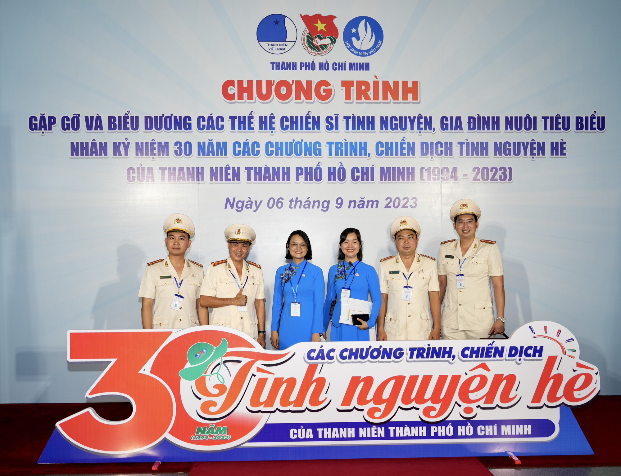 Chủ tịch nước Võ Văn Thưởng gặp gỡ, biểu dương các thế hệ thanh niên tình nguyện - Ảnh 6.