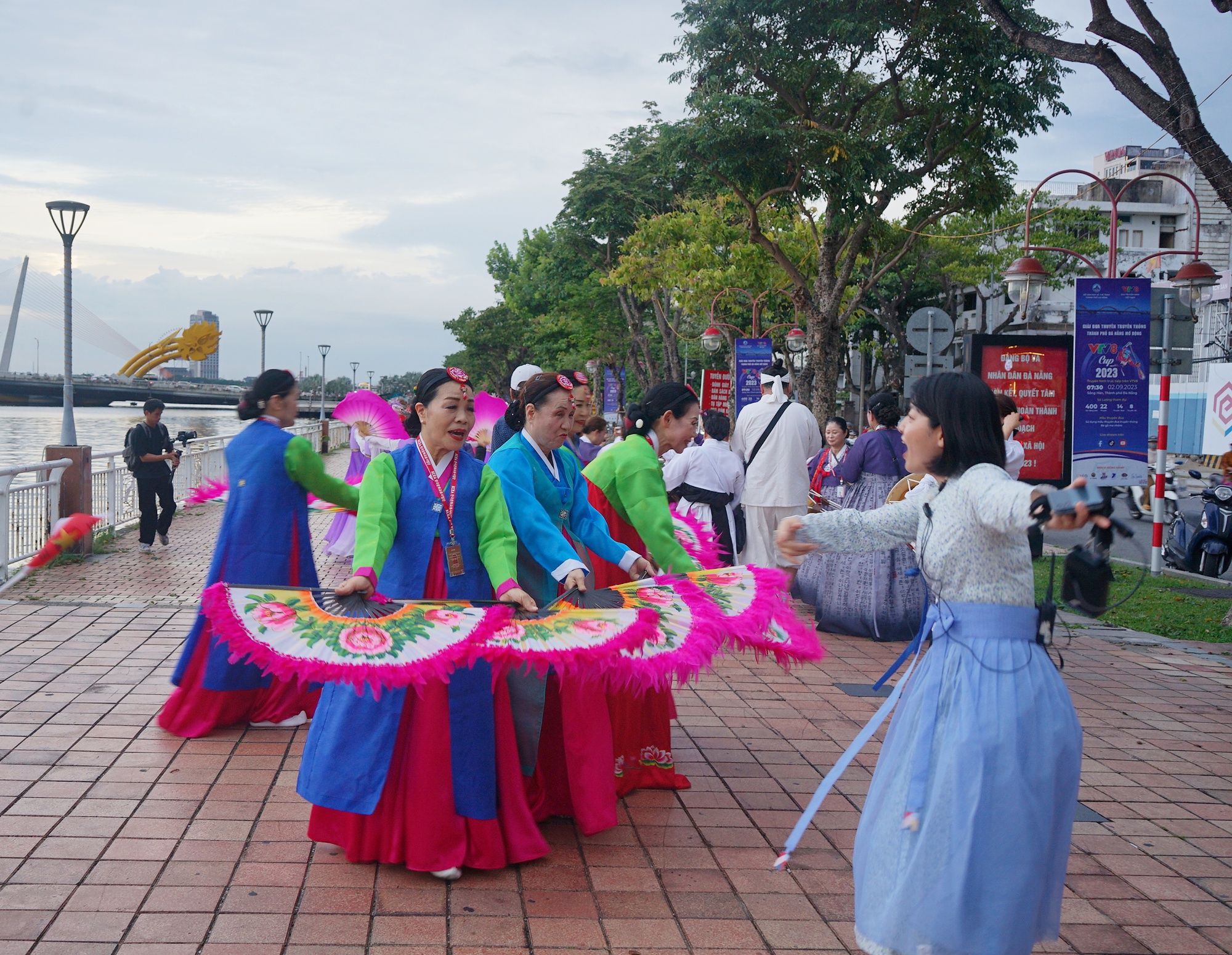 Sông Hàn rực rỡ sắc màu văn hóa lễ hội Việt Nam – Hàn Quốc - Ảnh 3.